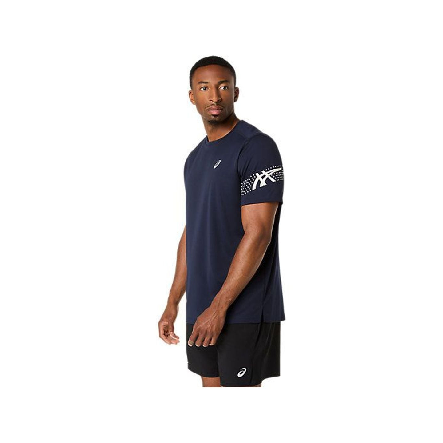 Photo lifestyle d'un coureur portant un ASICS ICON SS TOP en mouvement, montrant la fente latérale e