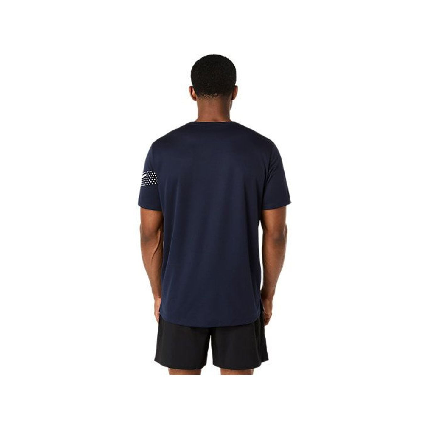 Image lifestyle de l'ASICS ICON SS TOP avec short, soulignant sa conception légère et polyvalente po