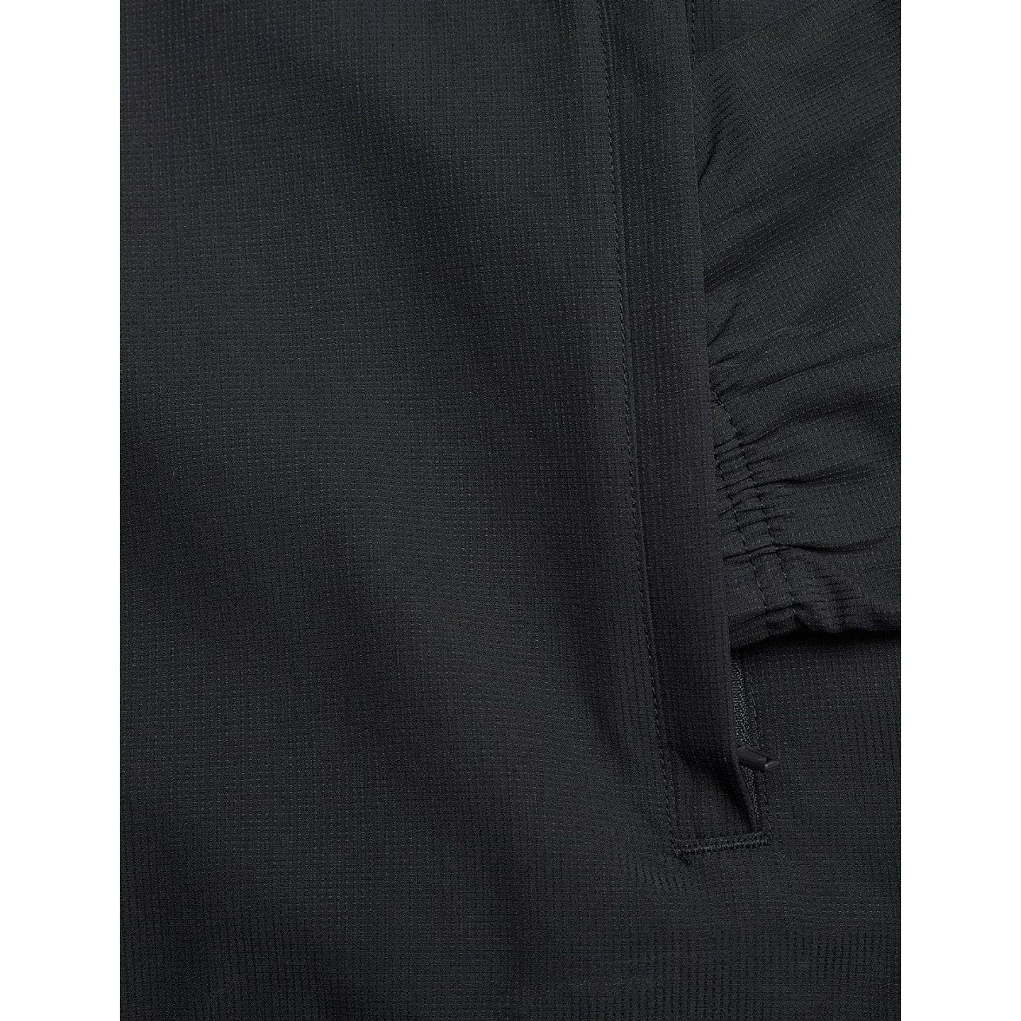 Gros plan de la poche zippée de la veste UA Rival Woven, avec logo réfléchissant et tissu déperlant.
