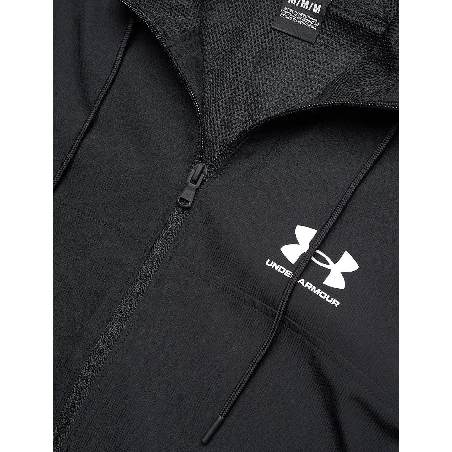 Macro de la doublure en mesh respirante de la veste coupe-vent Under Armour UA Rival, visible à trav