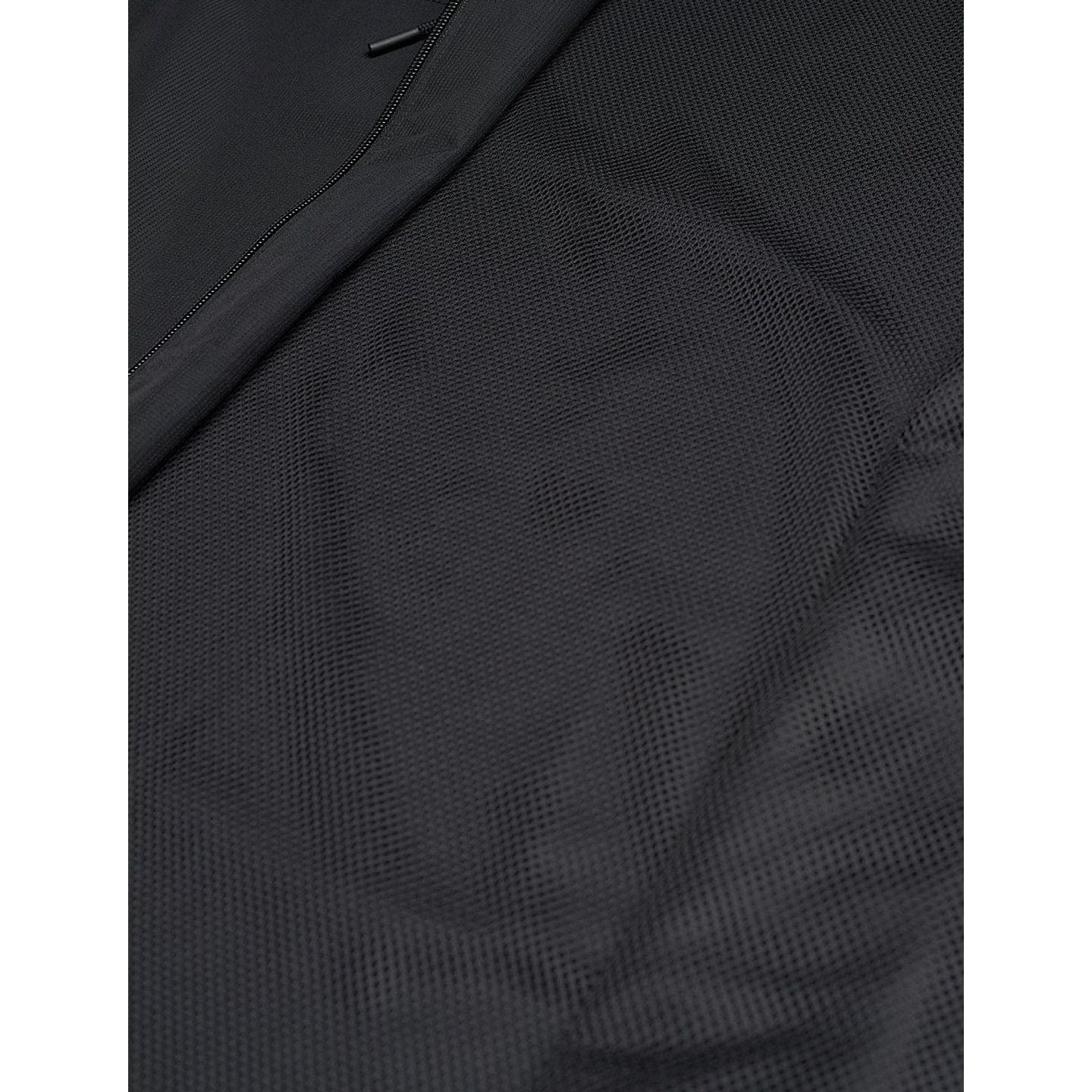 Détail de la texture du tissu tissé léger de la veste UA Rival Woven, avec revêtement déperlant UA S