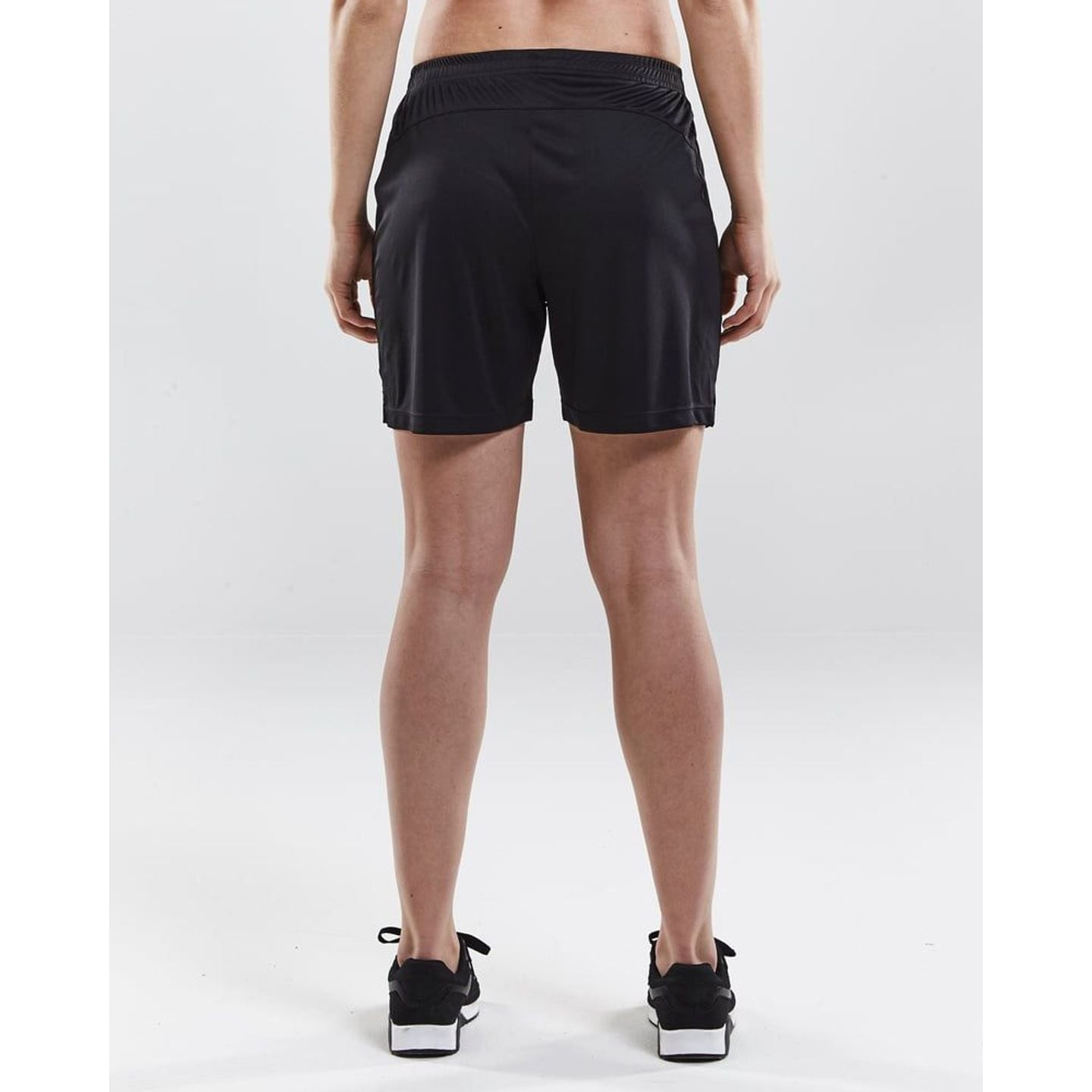 Image lifestyle d'une femme portant le short Craft Squad Go Solid W en courant, montrant la liberté 
