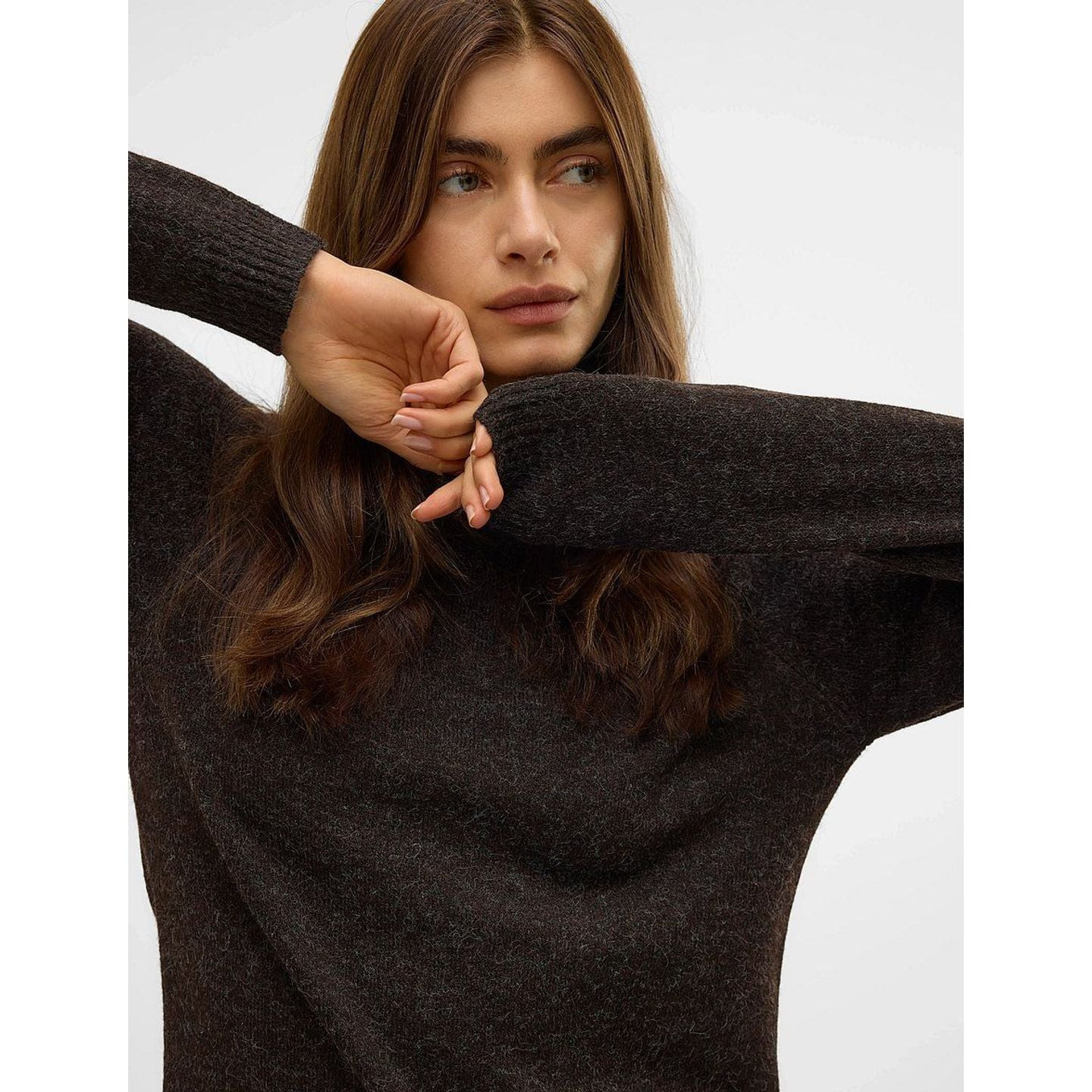Photo lifestyle du pull gris VERO MODA 2071494 associé à un jean pour un look bureau décontracté