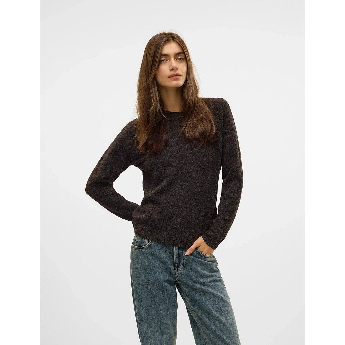 Mannequin portant le pull beige VERO MODA 2071494 avec un pantalon, mettant en valeur les poignets c