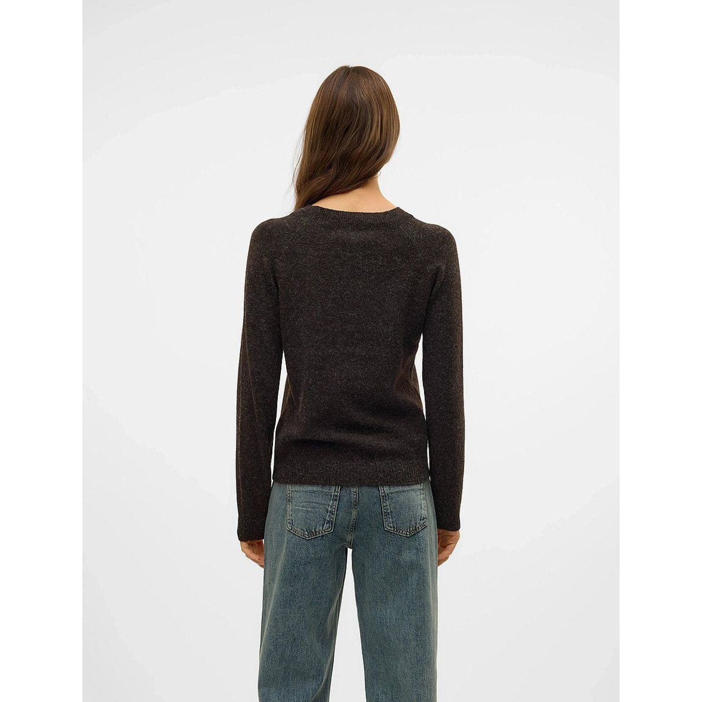 Vue arrière du pull noir VERO MODA 2071494 sur mannequin, col rond ajusté