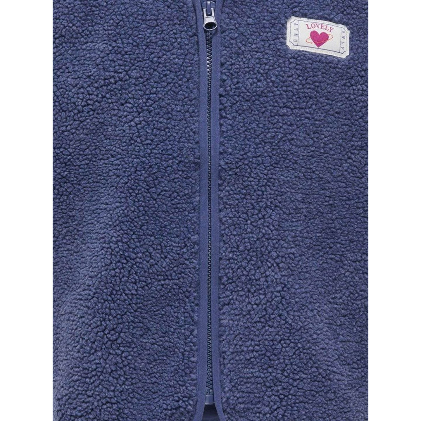 Gros plan sur la texture polaire douce et la fermeture éclair avant du gilet KIDS ONLY Kogbaby Life.