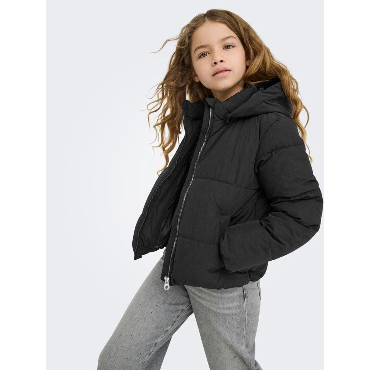 Kids Only KOGDOLLY doudoune courte fille - photo lifestyle d'une fille portant la veste noire en aut