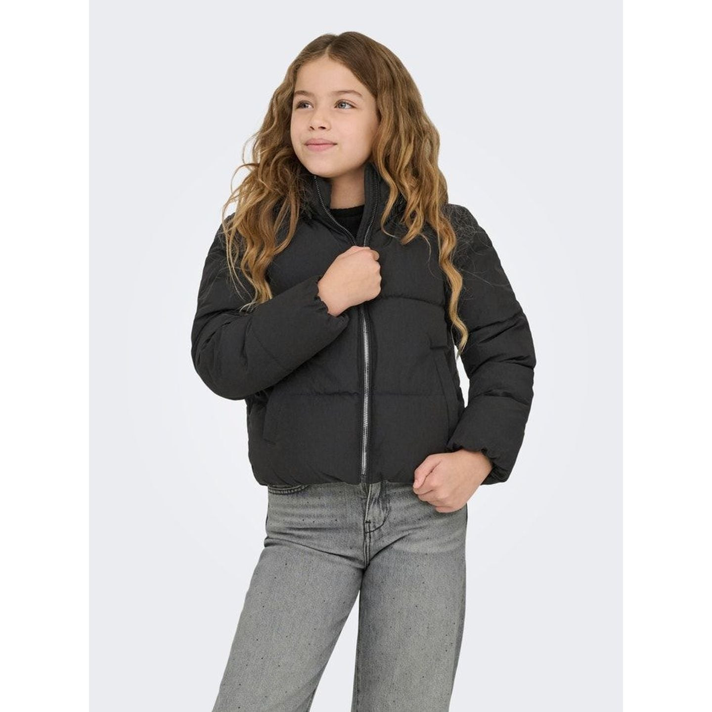 Doudoune courte Kids Only KOGDOLLY pour filles - vue latérale avec capuche amovible et zip.
