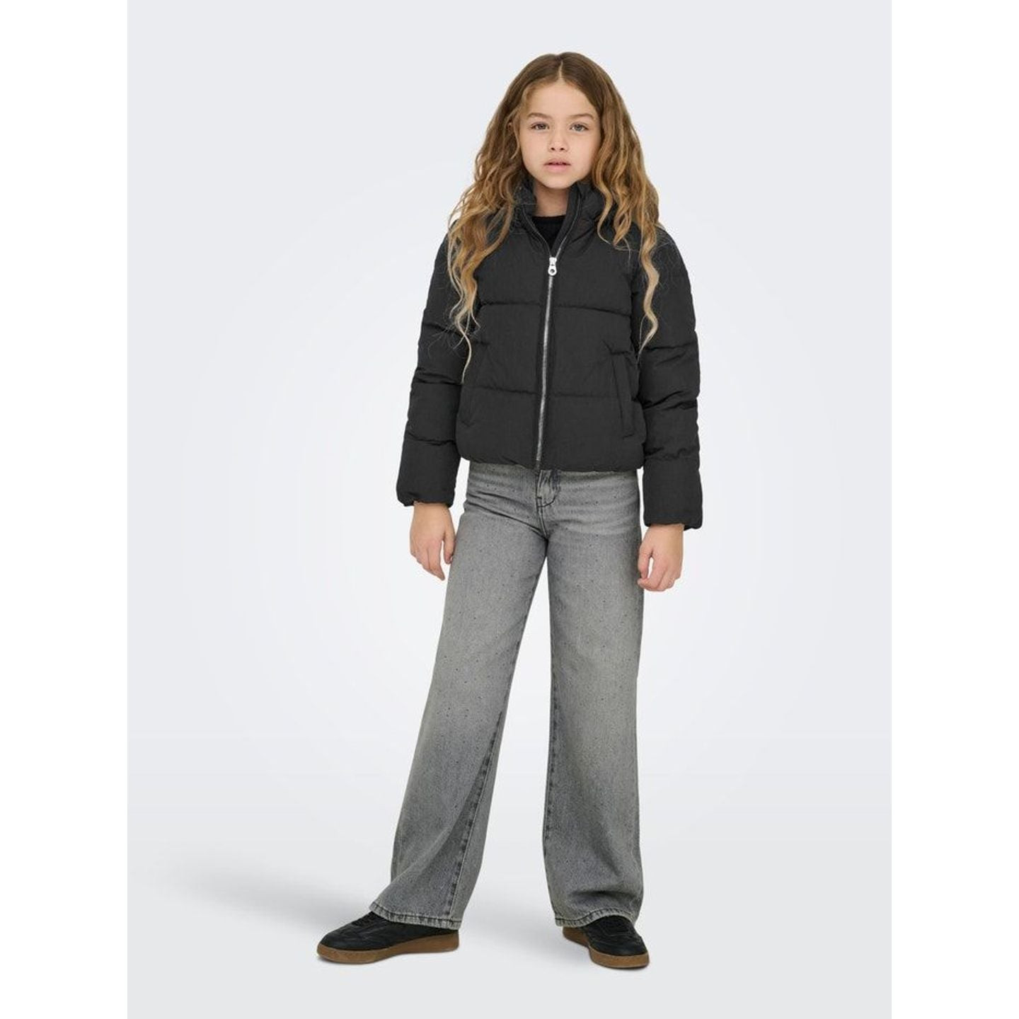 Kids Only KOGDOLLY doudoune courte fille - photo lifestyle d'une fille sautant dans la version rose.