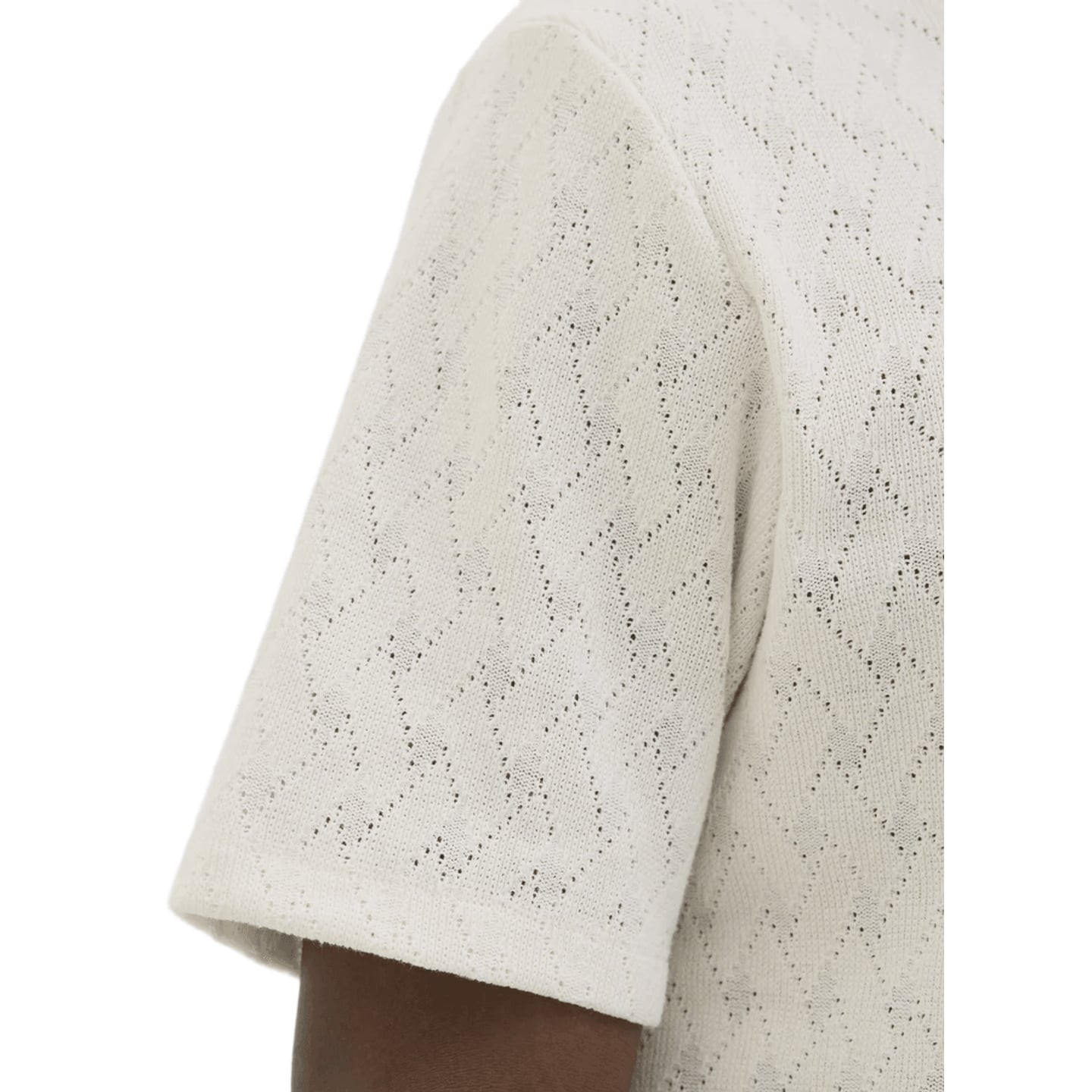 Gros plan sur le polo Jack & Jones JPRBLATRENT SN en Cloud Dancer avec son motif jacquard texturé