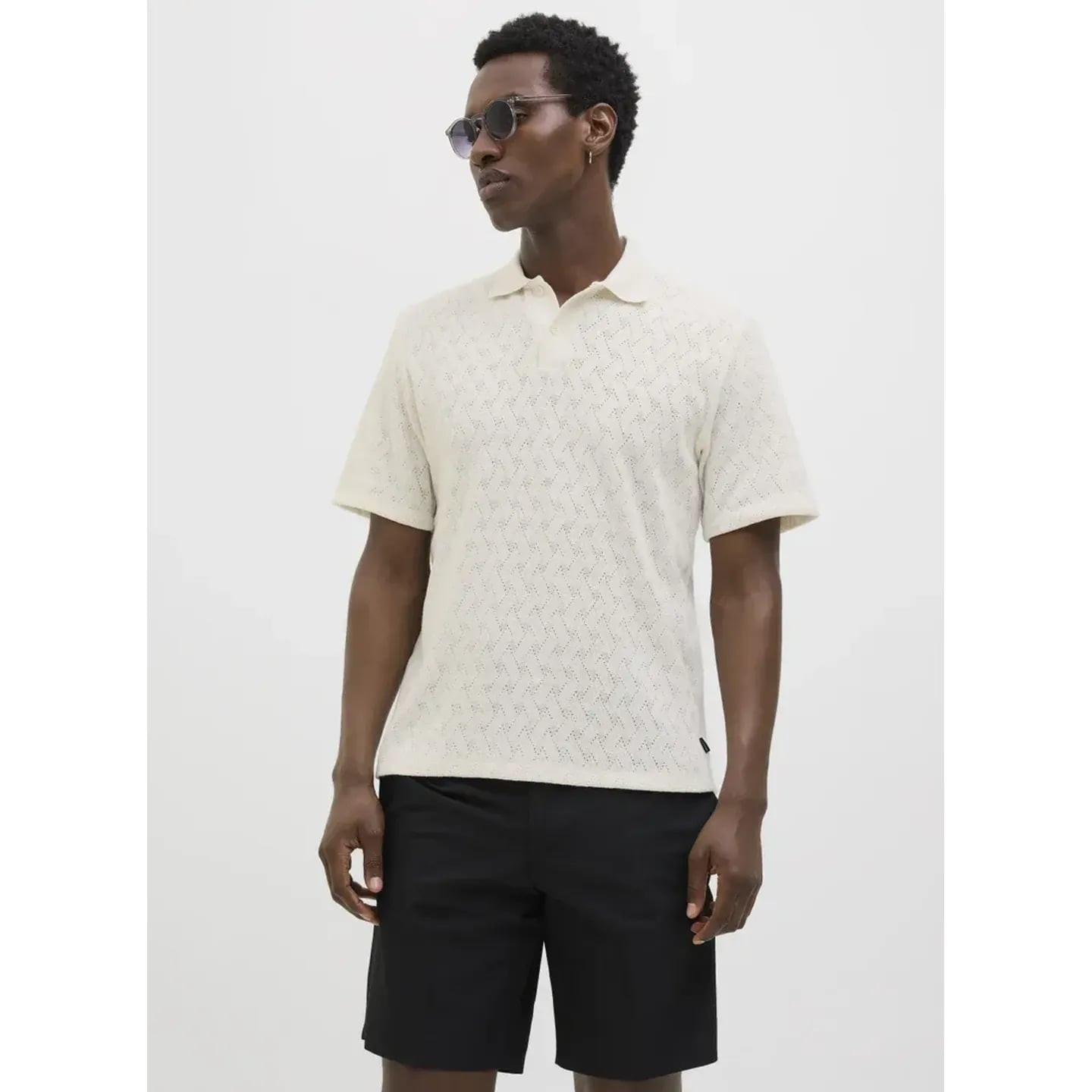 Mannequin portant le polo jacquard JPRBLATRENT SN de Jack & Jones en Cloud Dancer, look décontracté