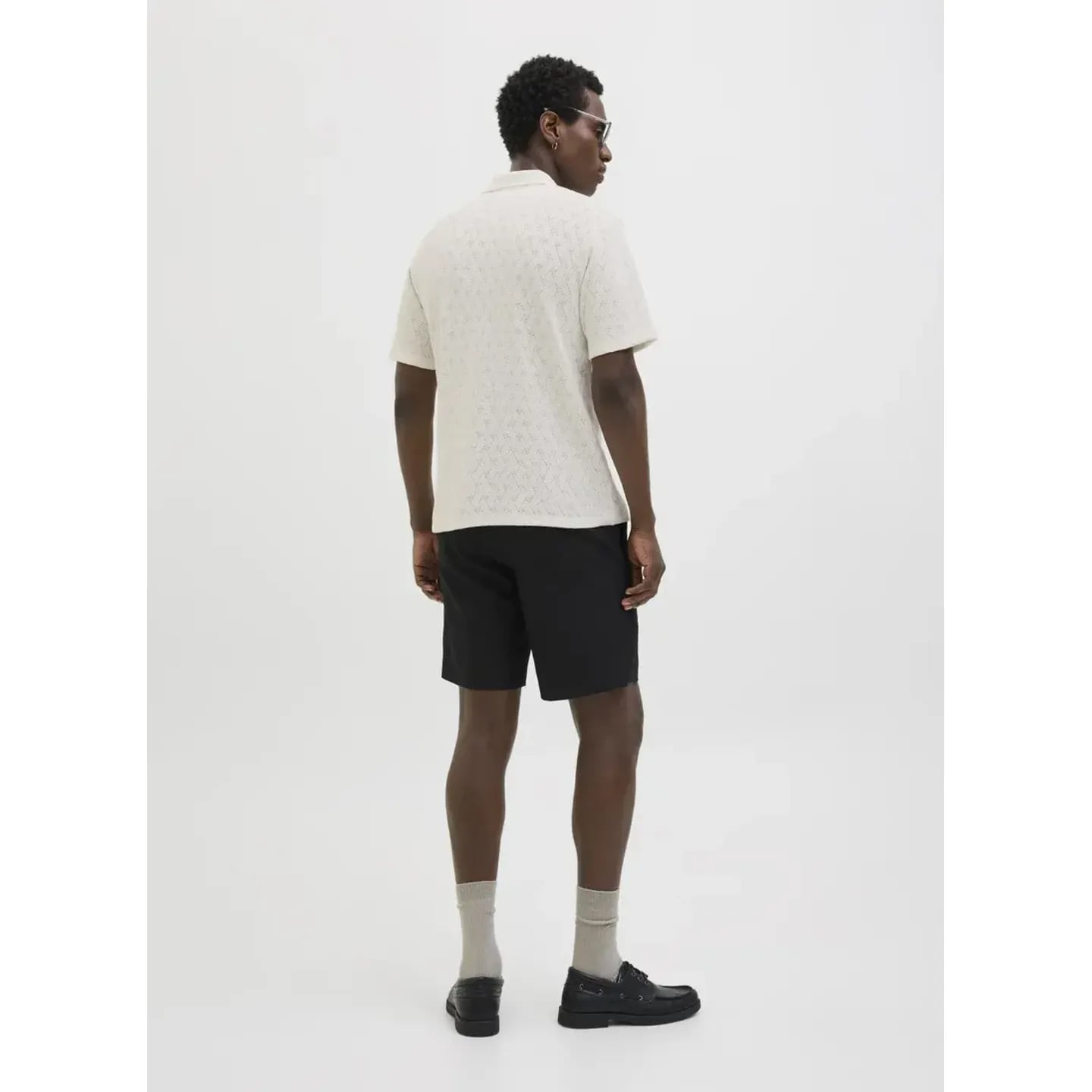 Image lifestyle du polo jacquard JPRBLATRENT SN Cloud Dancer de Jack & Jones, montrant la coupe et l