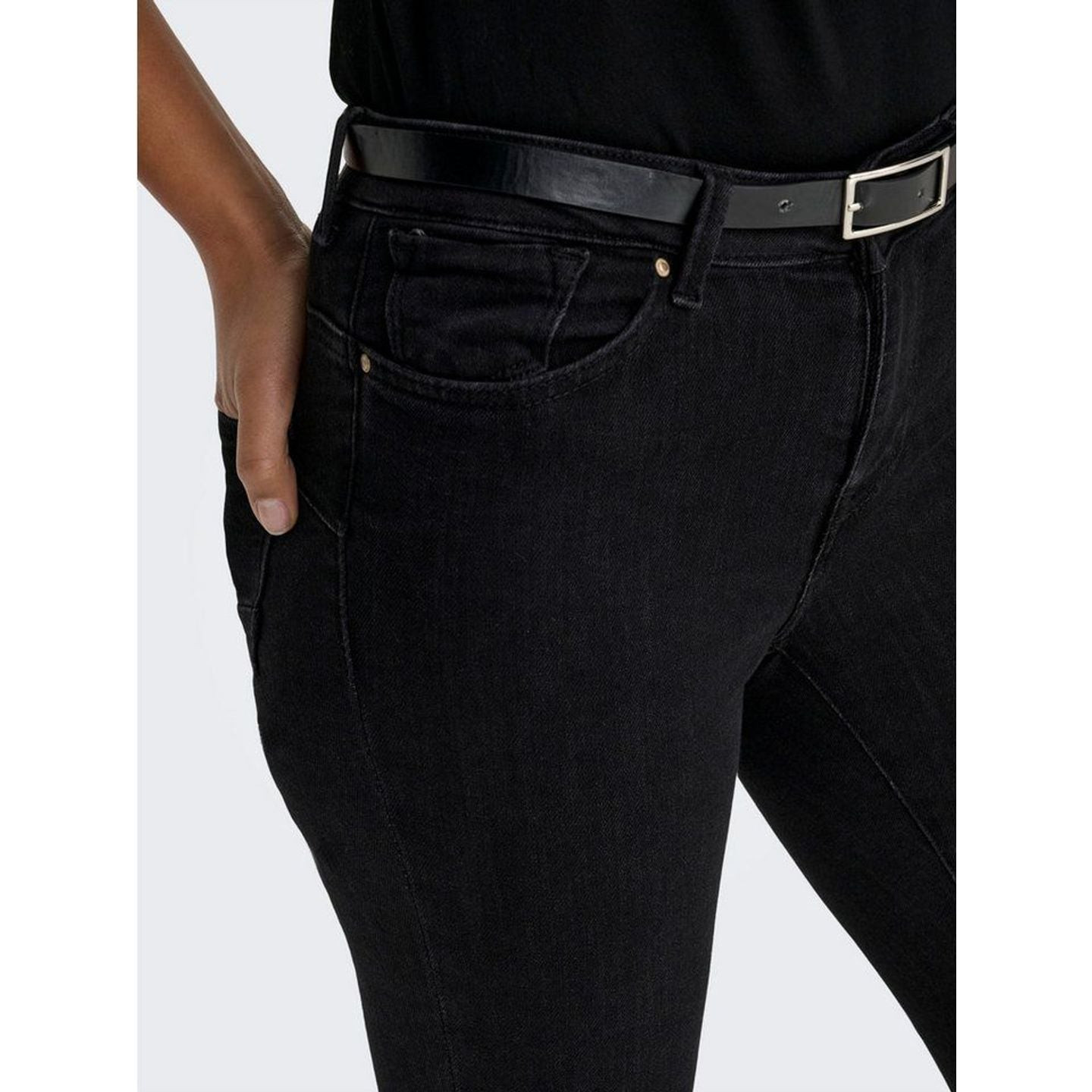Gros plan sur la taille et les passants de ceinture du jean ONLY ONLPOWER MID SK PUSHUP DNM REA3659 