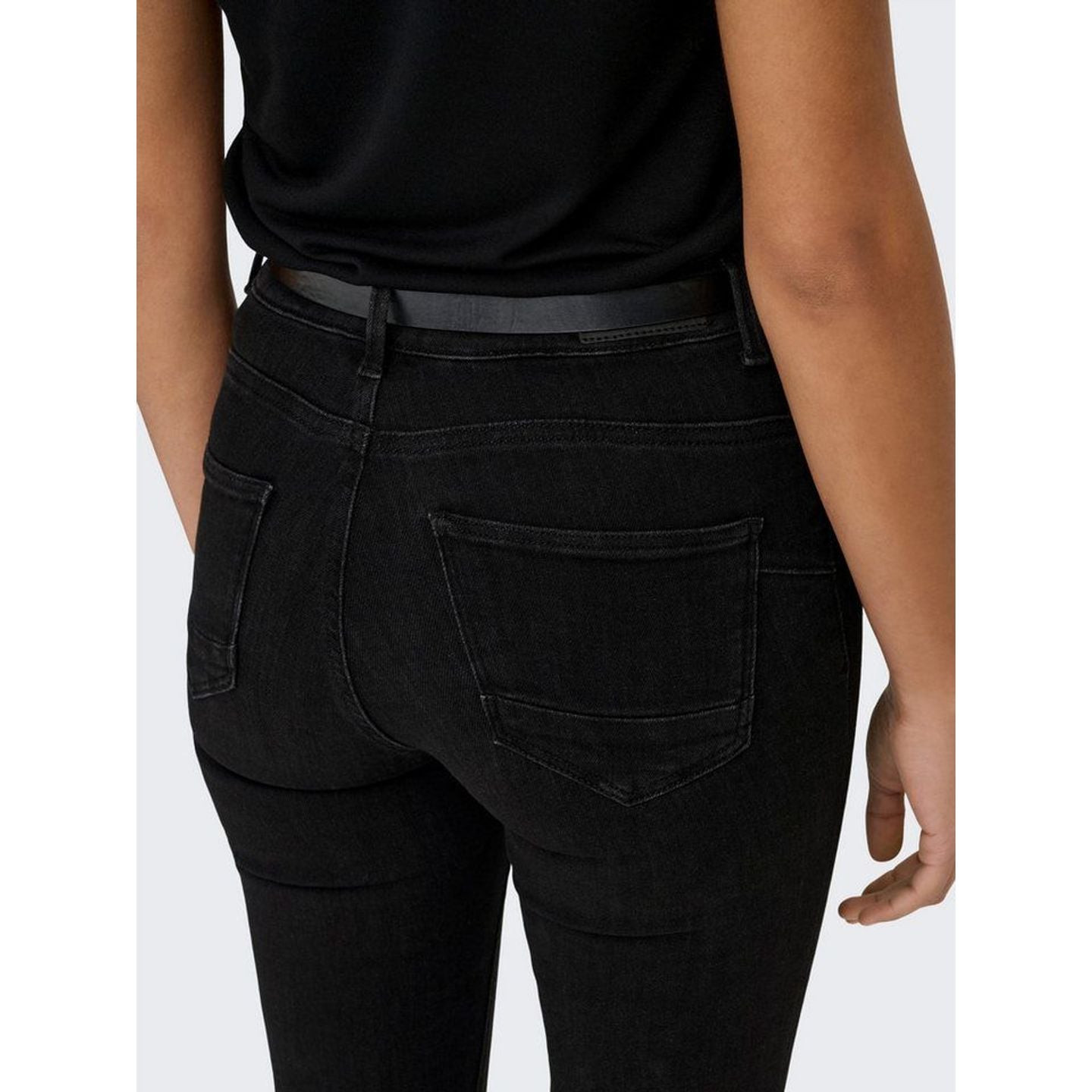 Gros plan sur la texture du denim stretch du jean ONLY ONLPOWER MID SK PUSHUP DNM REA3659 NOOS