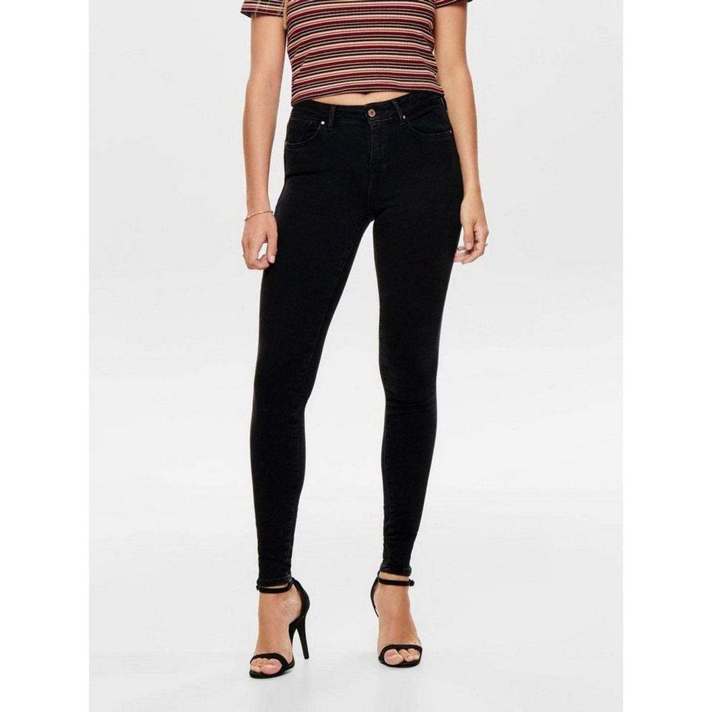Mannequin portant le jean ONLY ONLPOWER MID SK PUSHUP DNM REA3659 NOOS avec un haut décontracté, vue