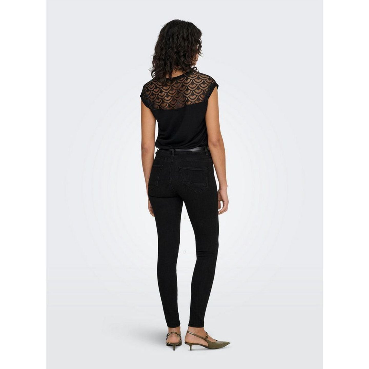 Mannequin portant le jean ONLY ONLPOWER MID SK PUSHUP DNM REA3659 NOOS avec des baskets, tenue compl