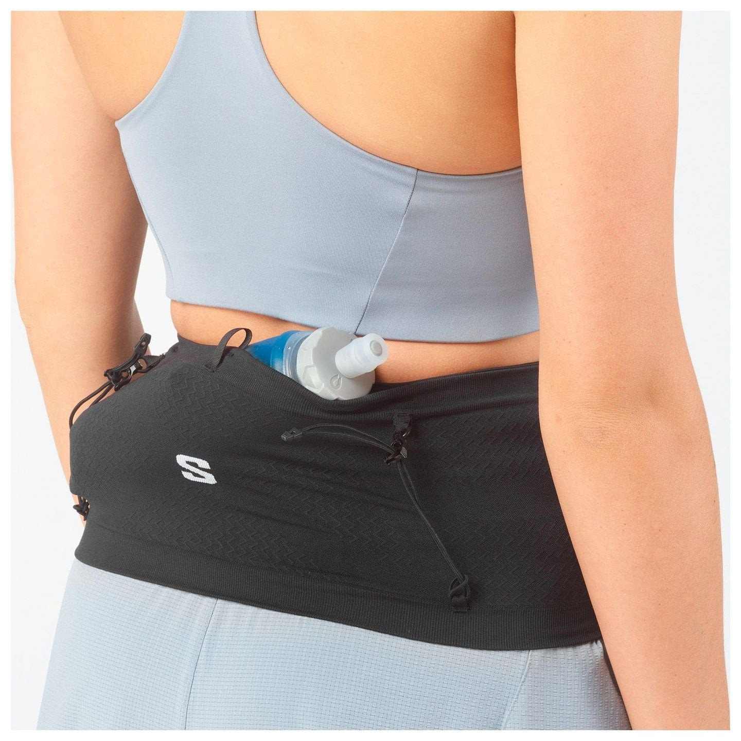 Image lifestyle d'un coureur portant la ceinture Salomon ADV Skin Seamless Belt 2071407 sur route, a