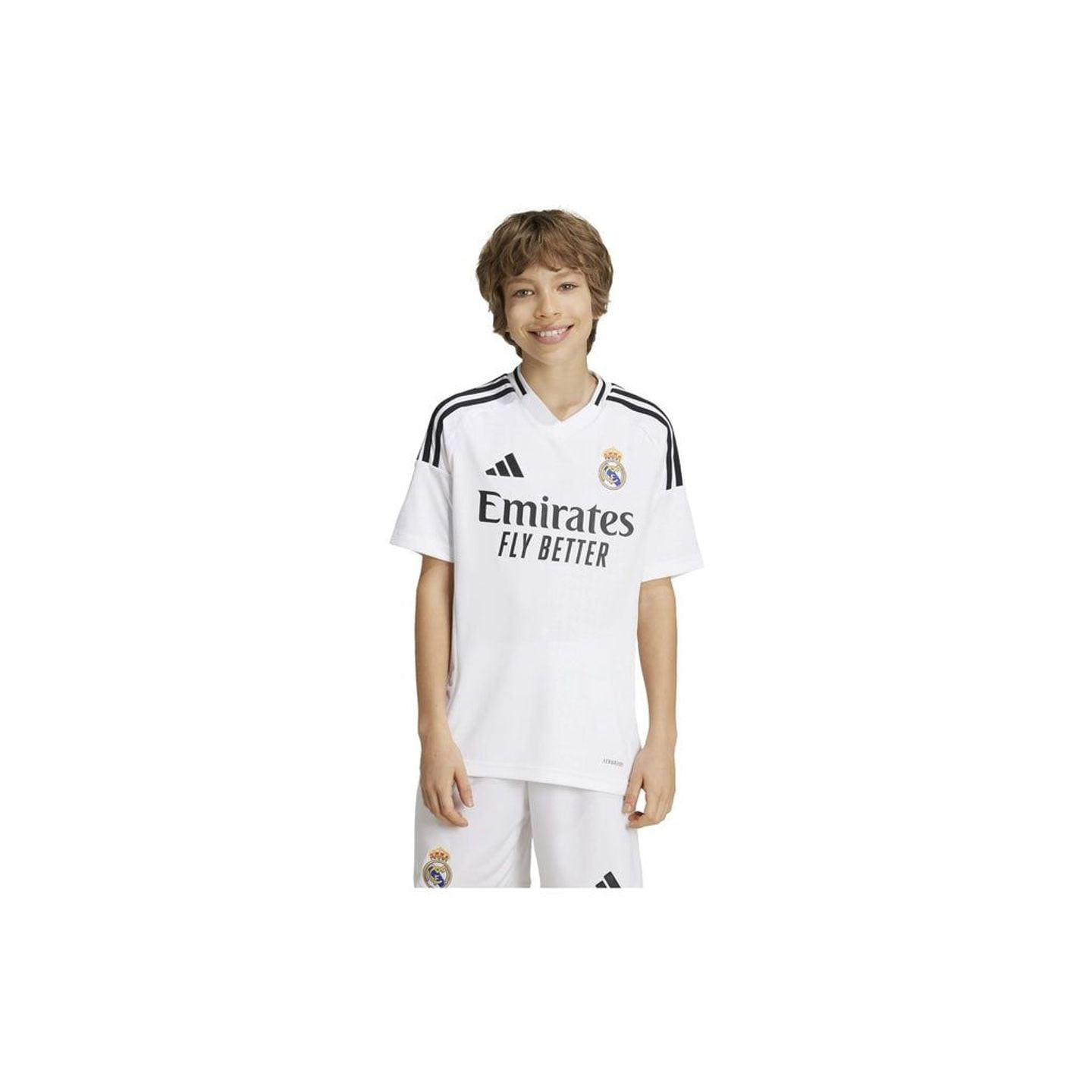 Photo lifestyle : jeune fan en maillot du Real Madrid dans un stade, encourageant avec des drapeaux 