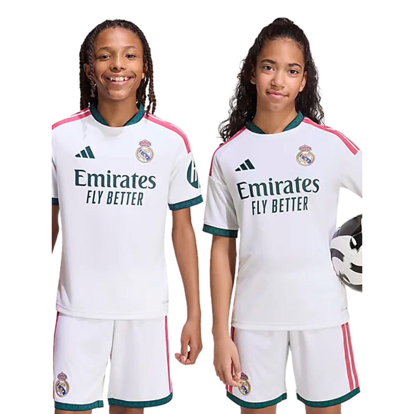Photo lifestyle : jeune mannequin en maillot junior du Real Madrid jouant au football sur un terrain