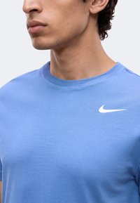 Nike M NK DF TEE DFC Crew - T-shirt respirant Dri-FIT