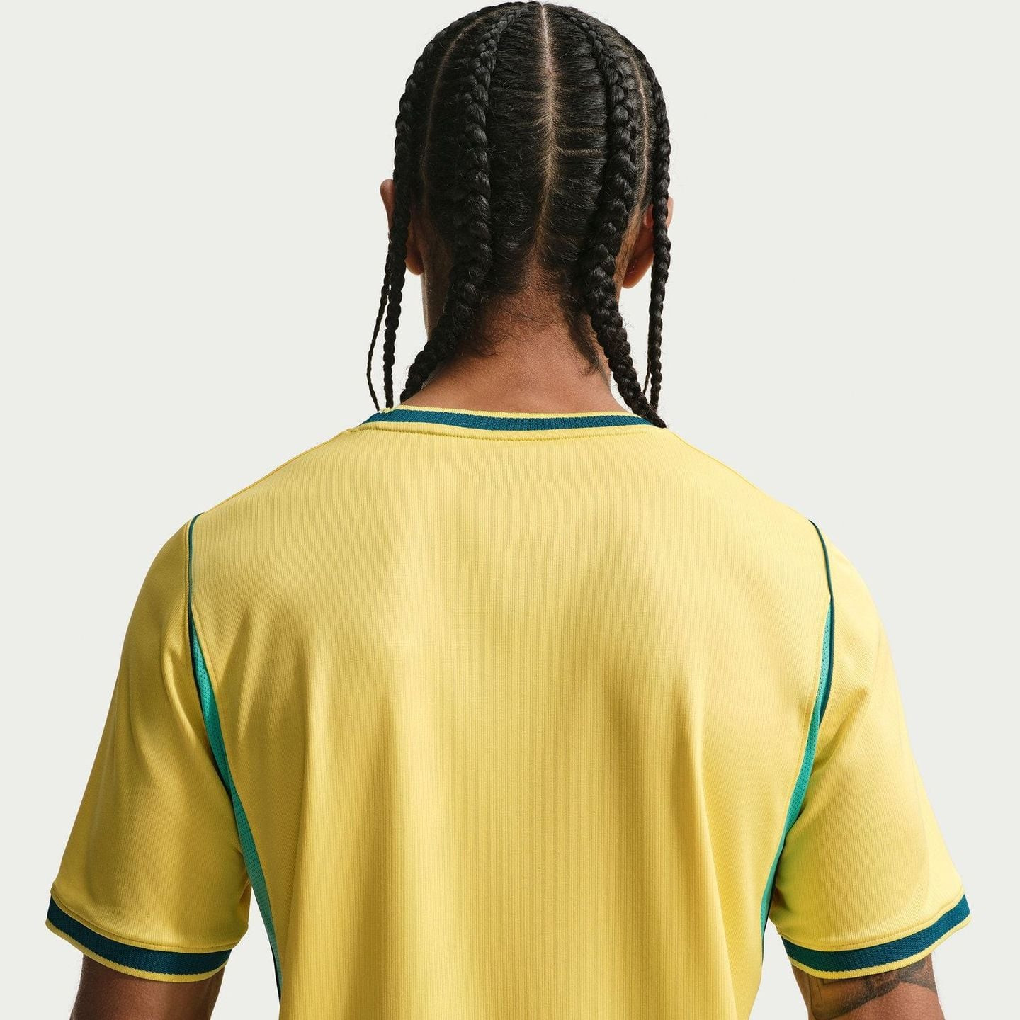 Lifestyle : homme souriant portant le Nike Maillot De Football Brésil Domicile Stadium 2026 Dri-FIT 