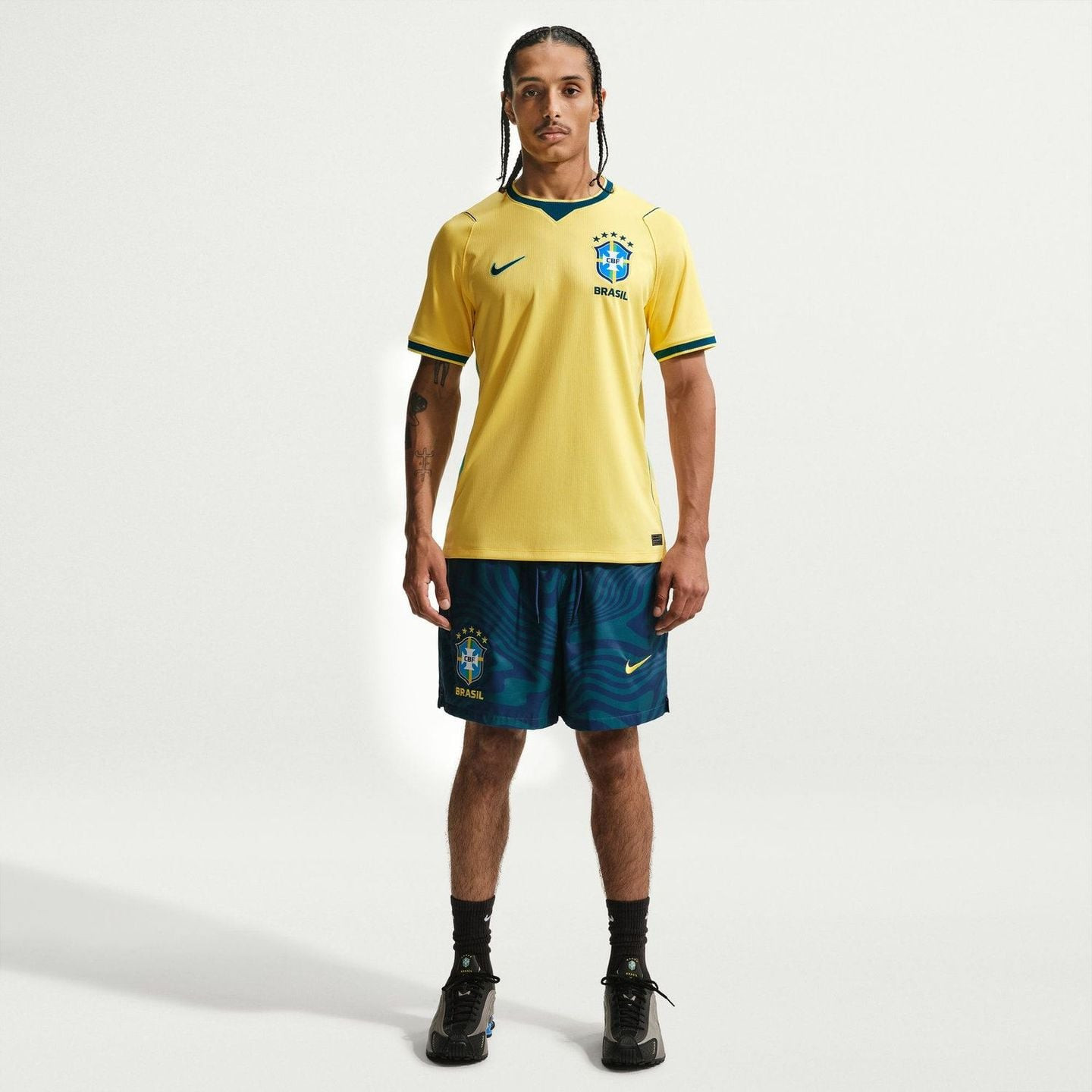 Un homme porte le maillot Nike Maillot De Football Brésil Domicile Stadium 2026 Dri-FIT Homme lors d