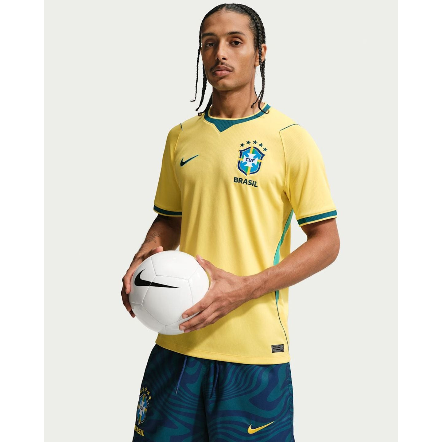 Supporteur brésilien portant le Nike Maillot De Football Brésil Domicile Stadium 2026 Dri-FIT Homme 