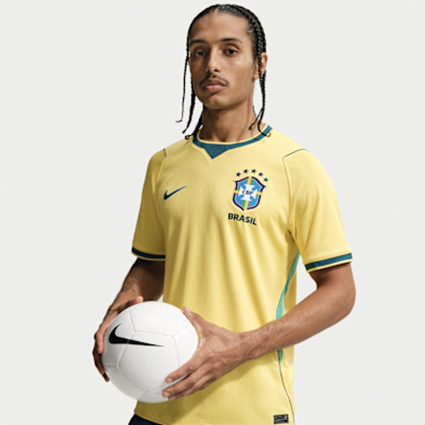 Un supporter portant le Nike Maillot De Football Brésil Domicile Stadium 2026 Dri-FIT Homme