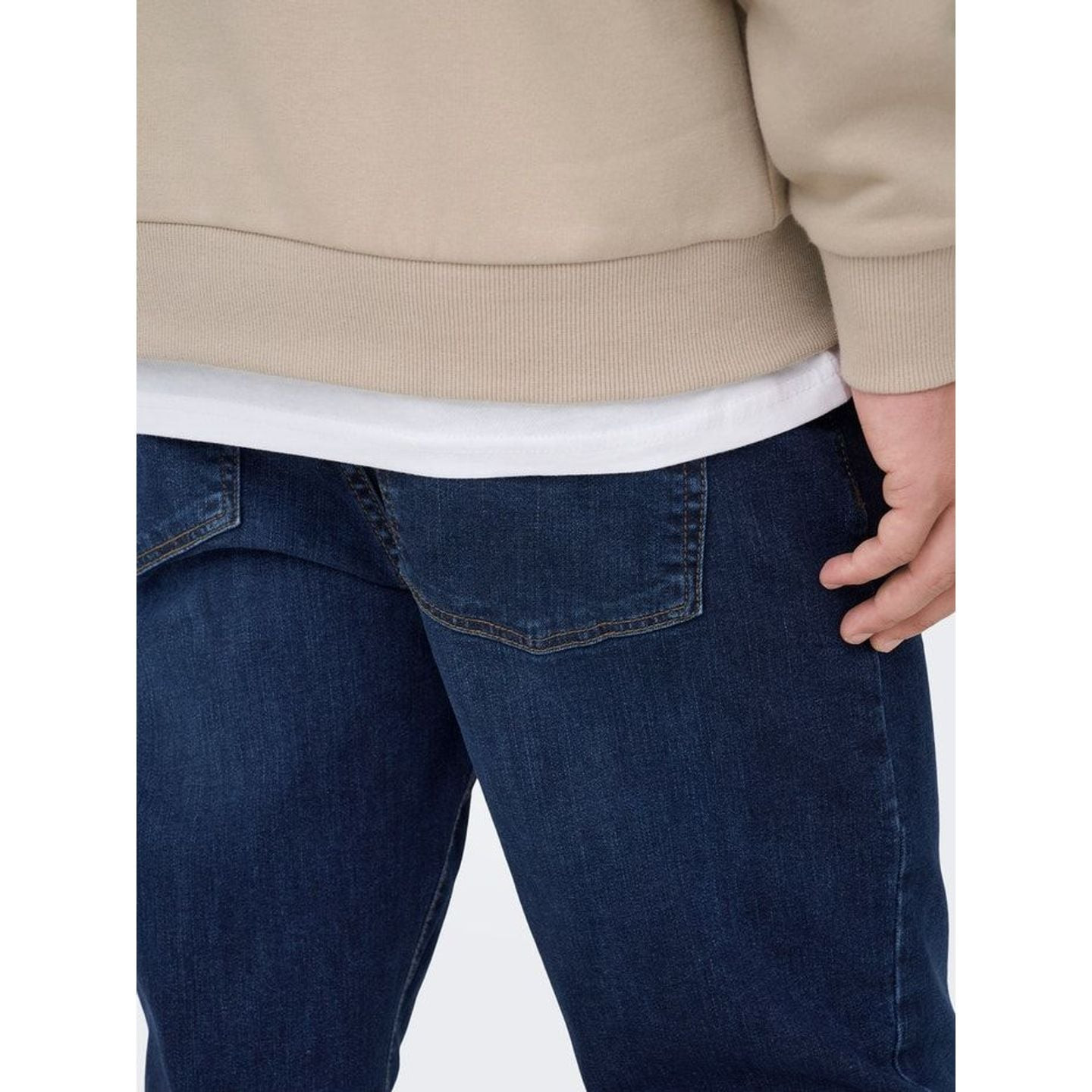 Gros plan sur la poche arrière et les coutures du jean homme coupe regular ONSWEFT bleu foncé