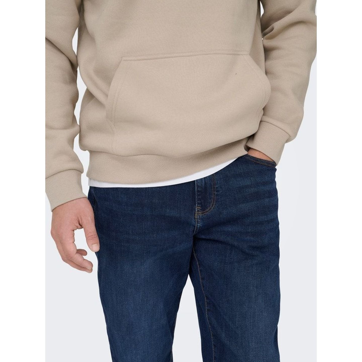Détail de face du jean ONSWEFT bleu foncé, main dans la poche et surpiqûres marron