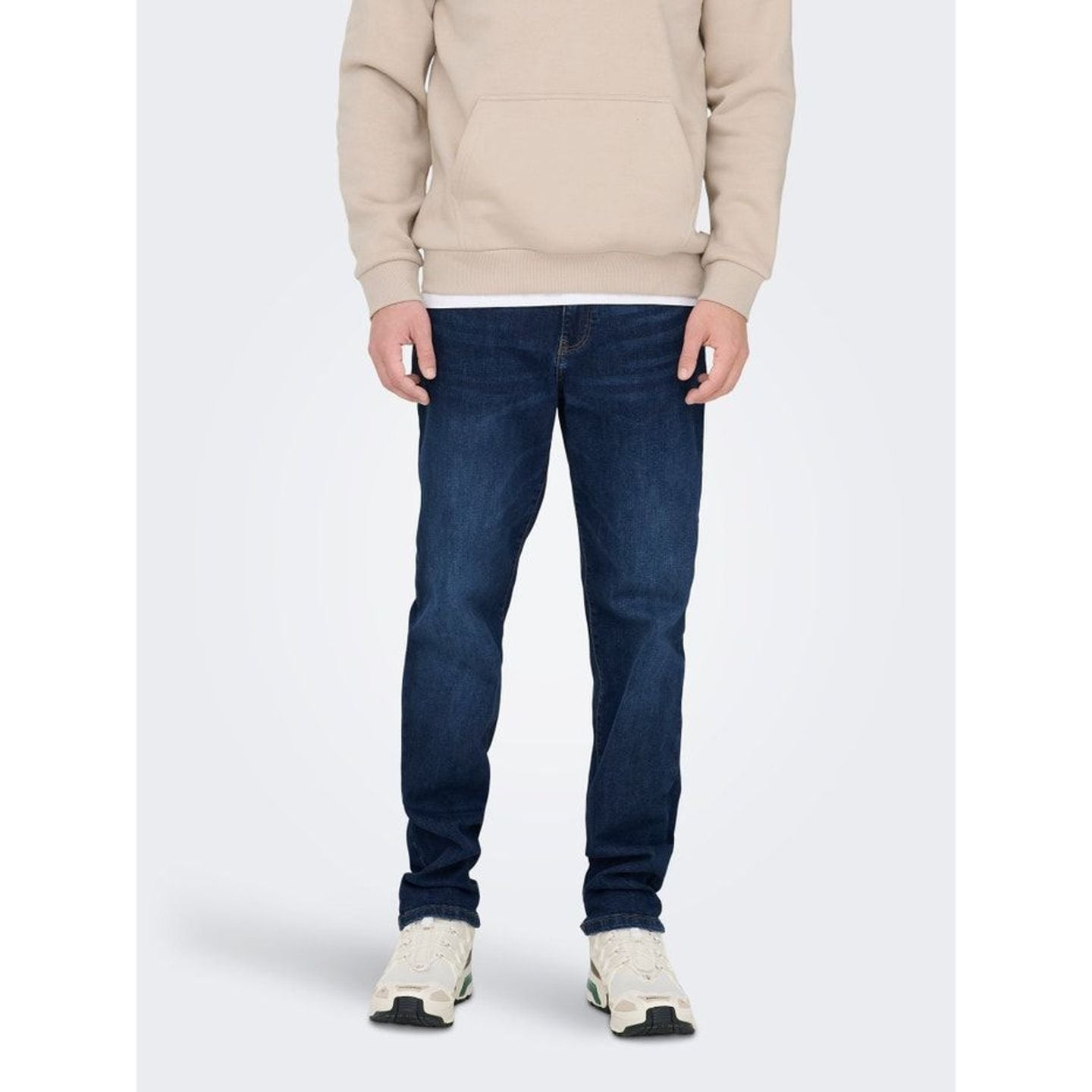 Mannequin portant un jean ONSWEFT bleu foncé coupe regular avec sweat beige et baskets blanches