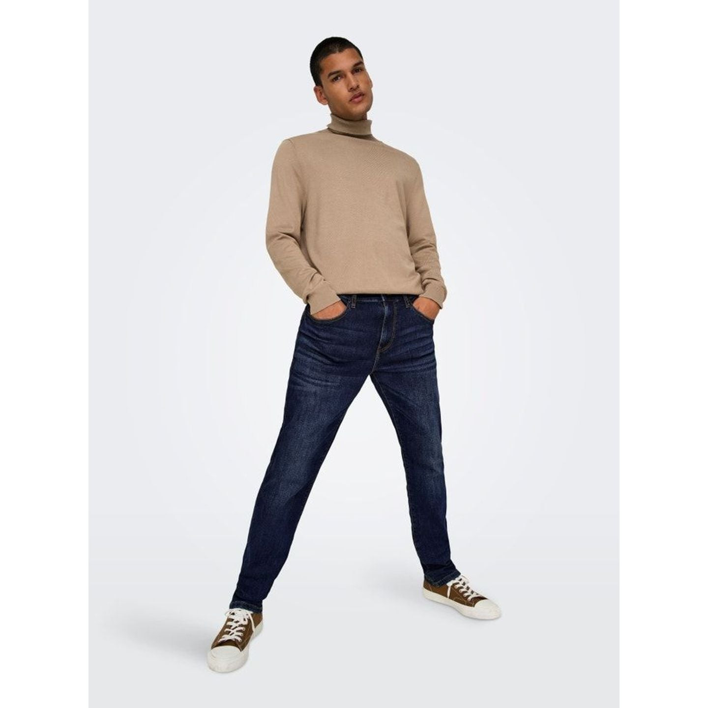 Homme en col roulé beige et jean ONSWEFT bleu foncé coupe regular, mains dans les poches