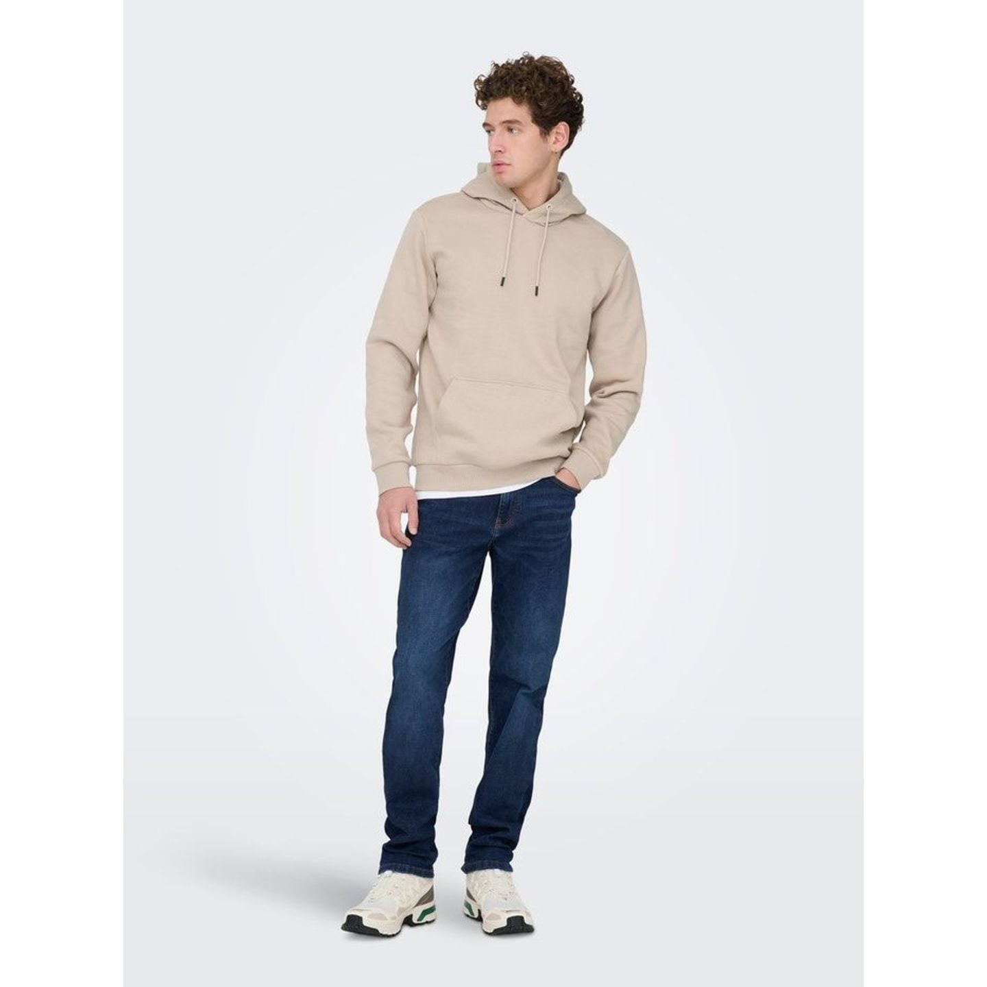 Mannequin en sweat à capuche beige et jean ONSWEFT bleu foncé coupe regular, main dans la poche