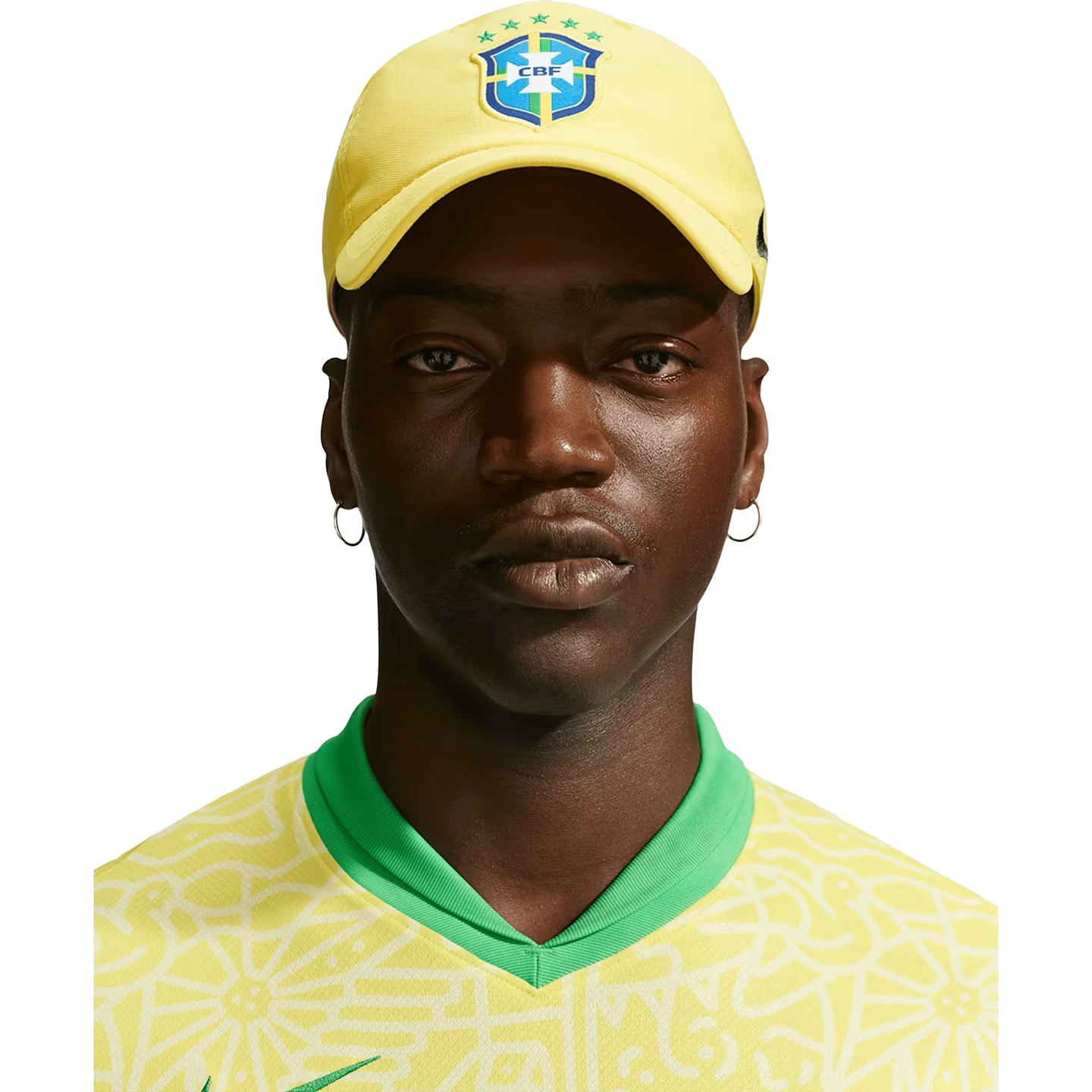 Mannequin portant la casquette Nike CBF Brasil jaune avec écusson brodé et maillot domicile du Brési