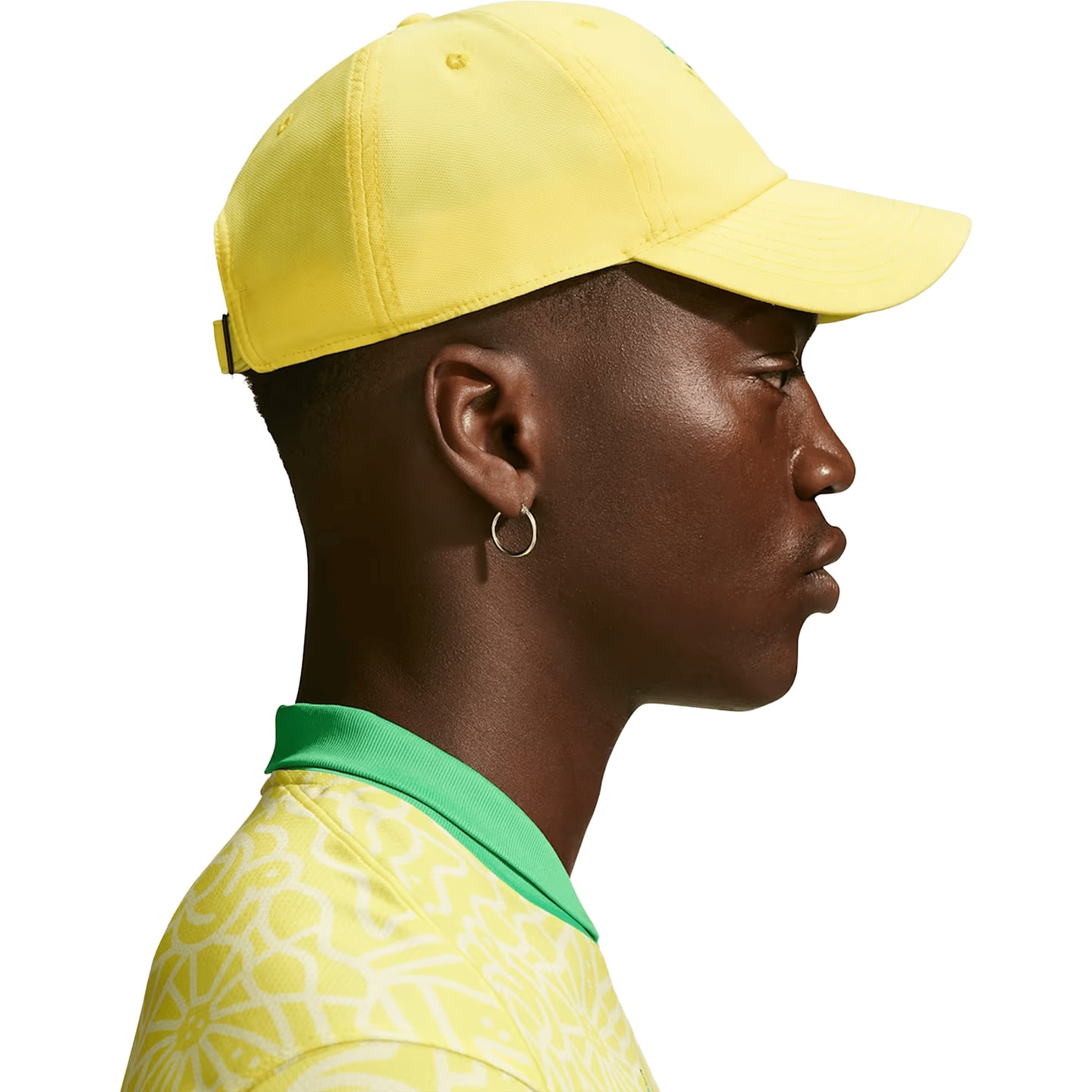 Vue de profil d'un mannequin portant une casquette Nike CBF Brasil jaune et un maillot du Brésil à c
