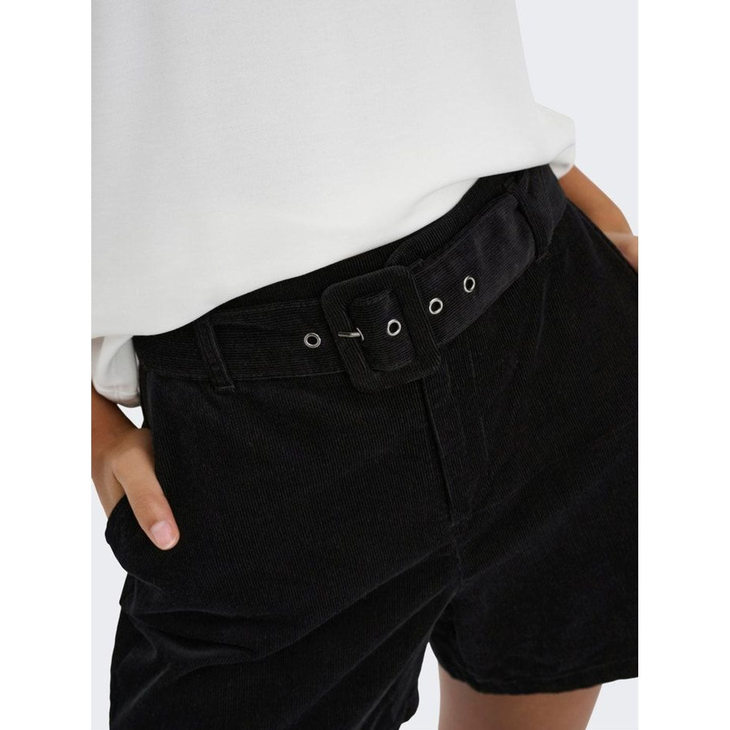 Gros plan sur la ceinture en tissu et les œillets métalliques du short taille haute ONLNESSA noir en