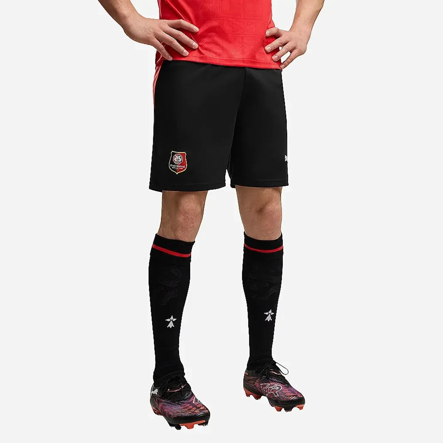 Mannequin portant short PUMA SRFC Replica noir, maillot Stade Rennais rouge, chaussettes noires et c