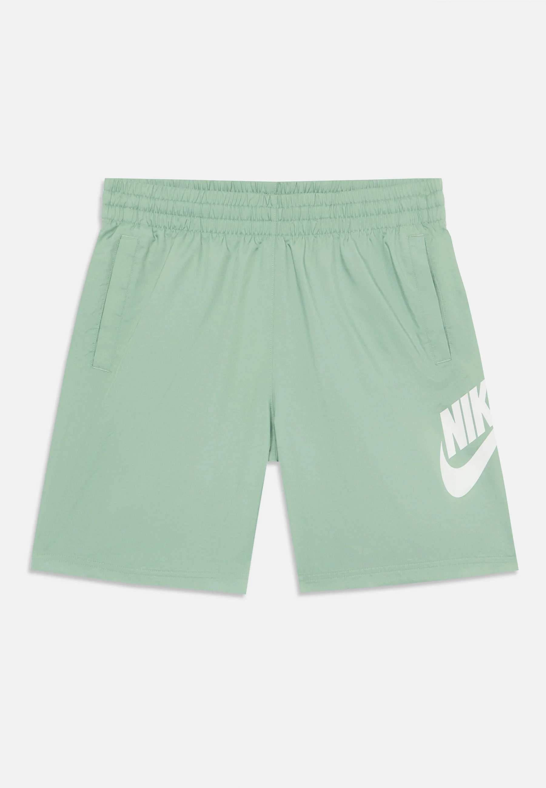Nike K NSW Club Short : Confort et style pour les jeunes actifs