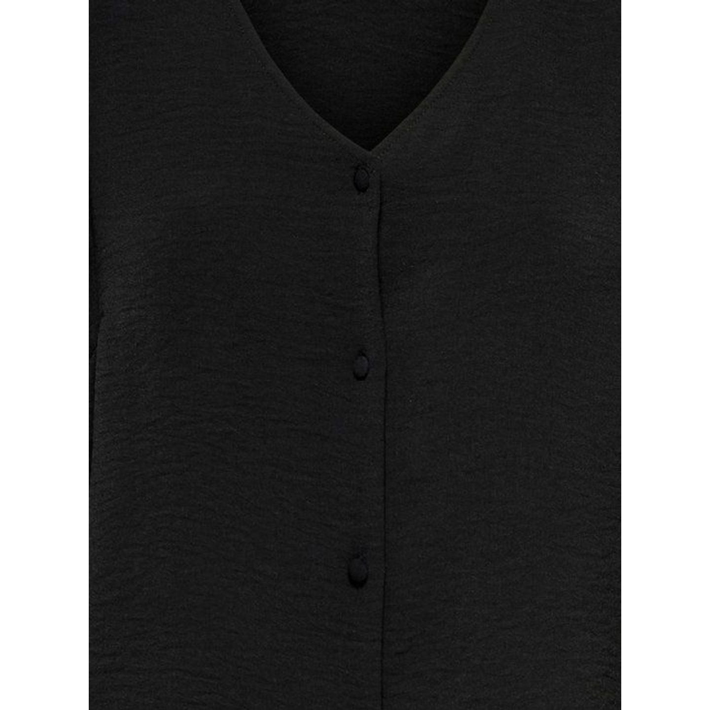 Détail en gros plan de la chemise noire ONLLUVE METTE montrant l'encolure en V et la patte de bouton
