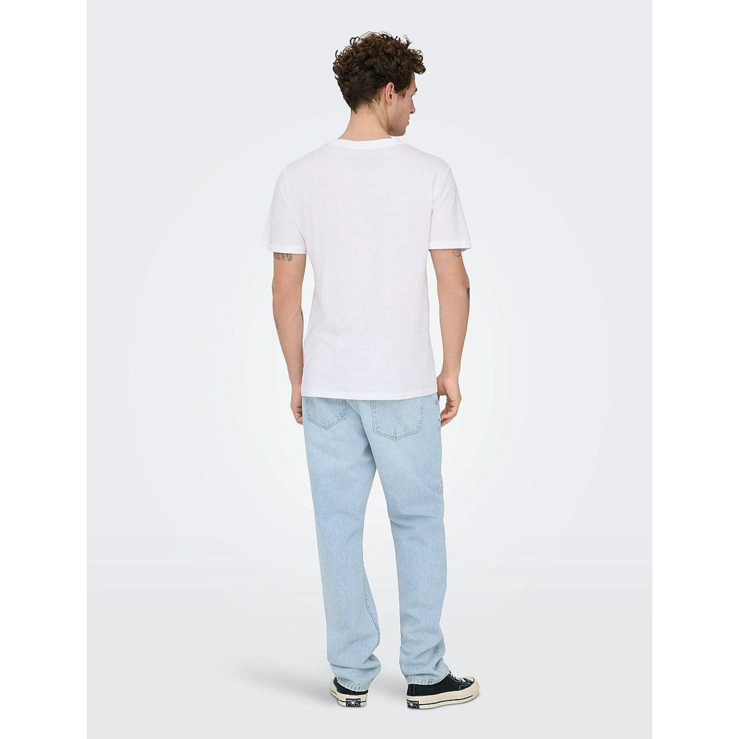 Only & Sons Jean Coupe Droite Edge Loose Taille Mi-Haute Homme porté par un homme dans un cadre urba