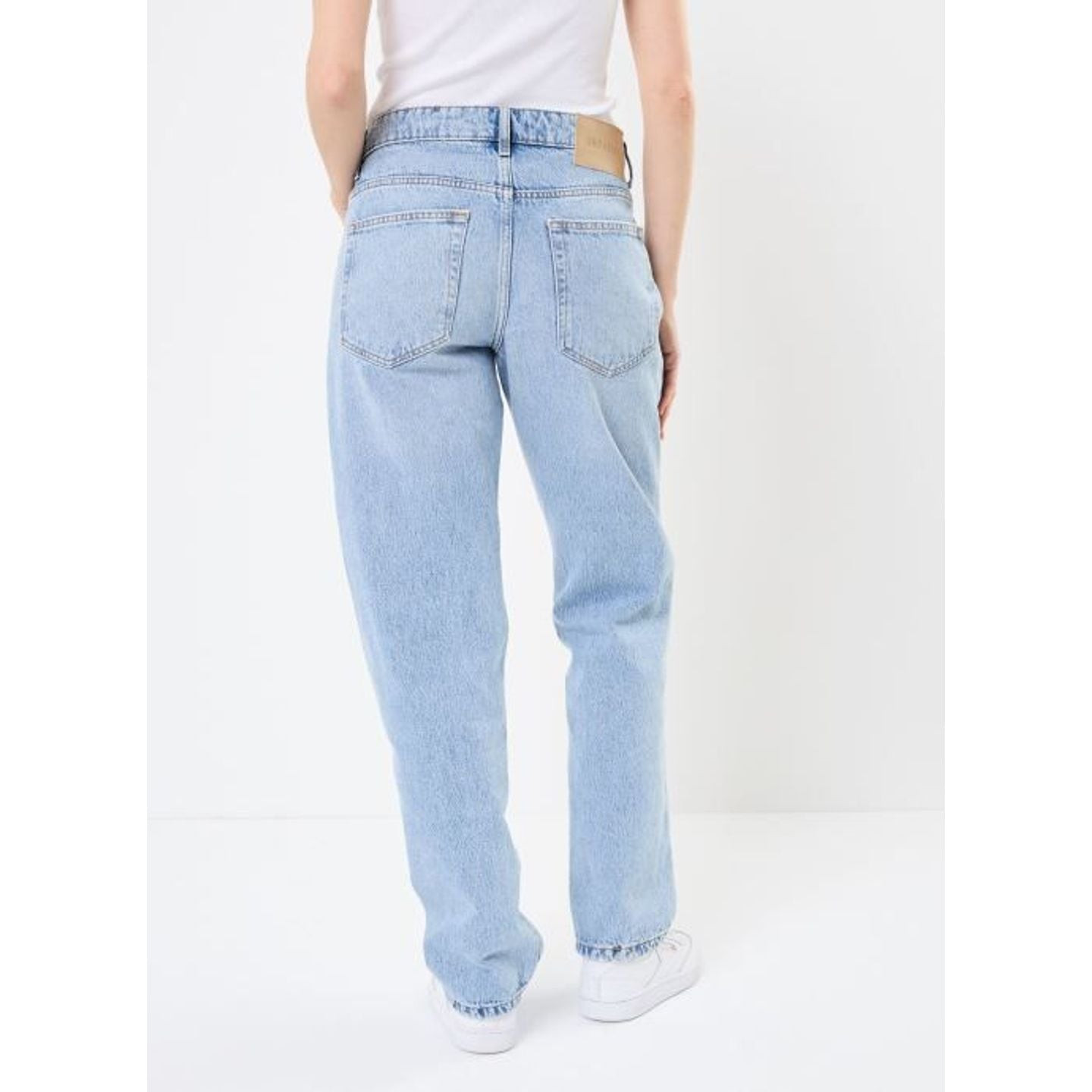 Homme portant le jean Only & Sons Edge Loose coupe droite taille mi-haute en denim clair délavé