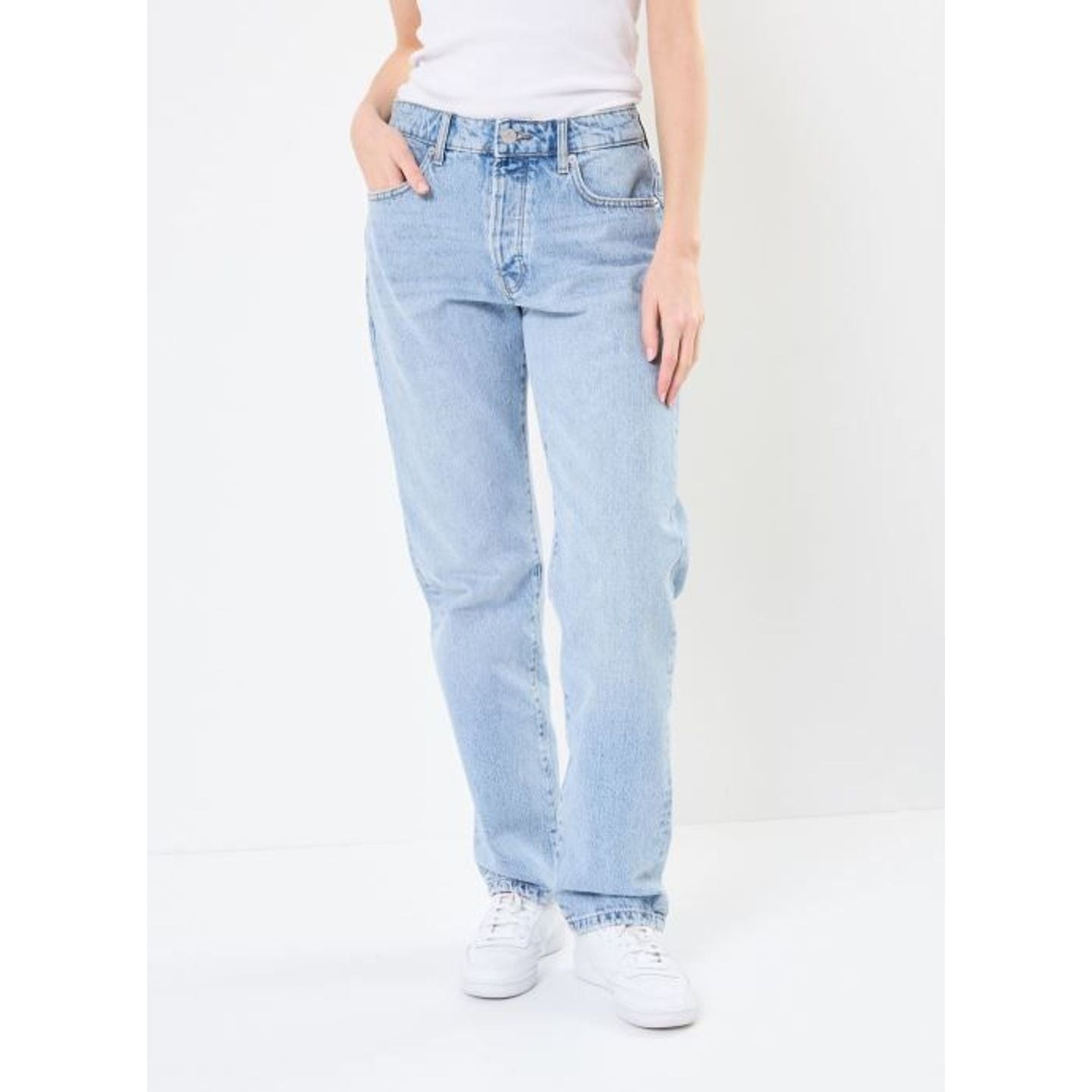 Homme portant le jean Only & Sons Edge coupe droite loose taille mi-haute, allure décontractée en vi