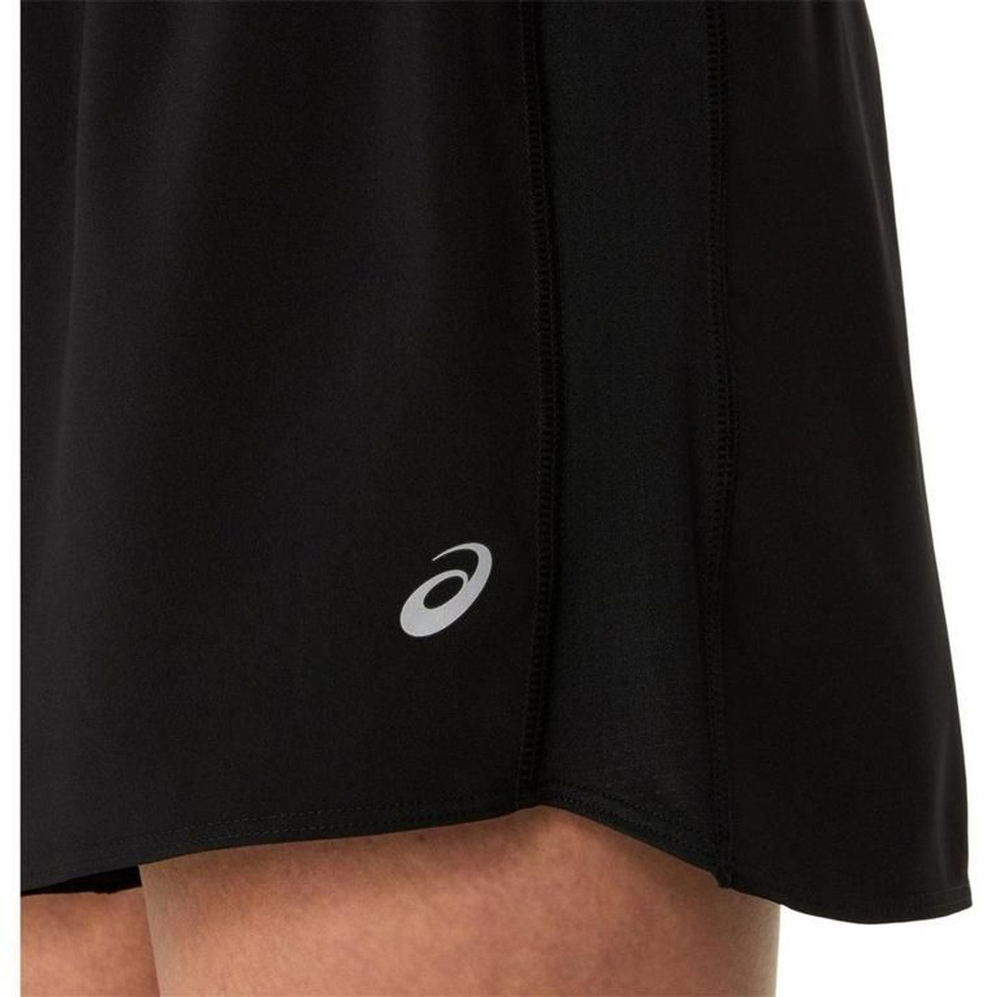 Vue de détail : Asics Short De Running Core 4In Femme Léger Respirant Séchage Rapide, mettant en ava
