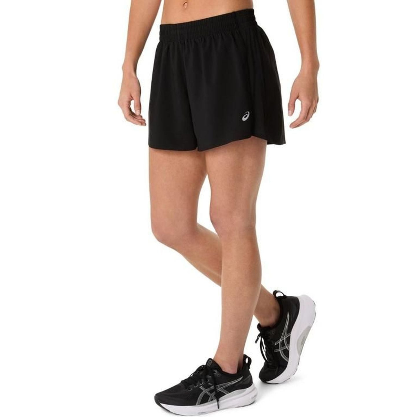 Femme en tenue de running portant le short Asics Short De Running Core 4In Femme Léger Respirant Séc