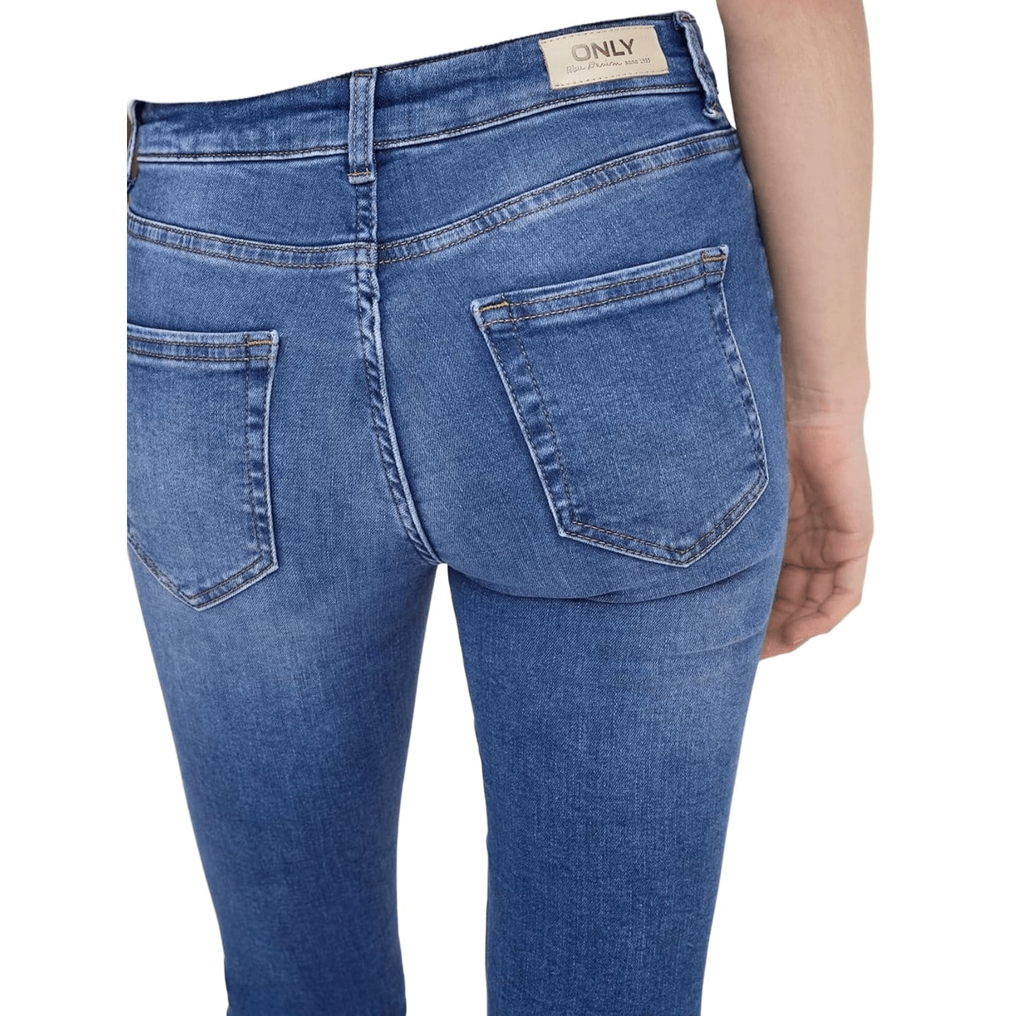 Vue de dos du jean skinny bleu ONLY montrant deux poches arrière, surpiqûres contrastantes et l'étiq