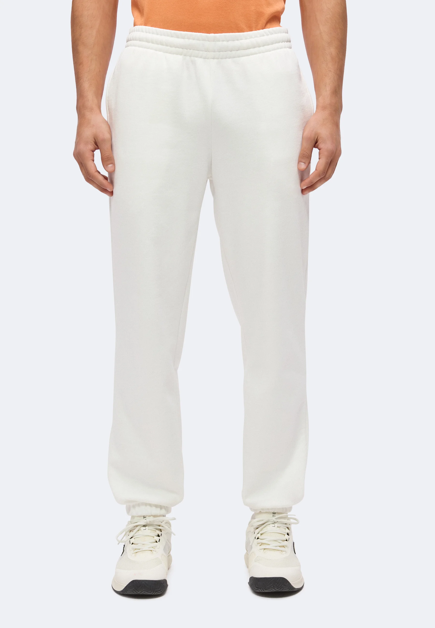 Pantalon Lacoste Core Performance : Confort et style pour le sport