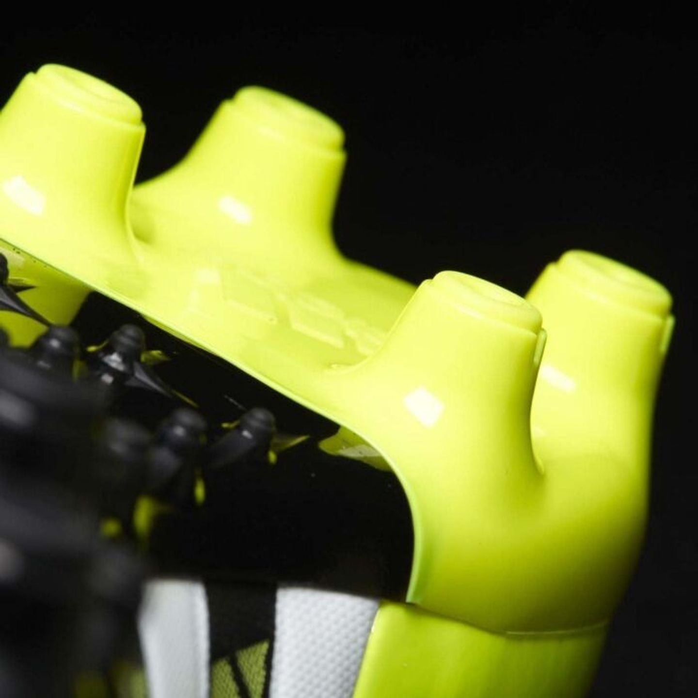 Détail des crampons et de la tige des Adidas Chaussures De Football Ace 15.3 Fg/Ag Terrain Naturel E
