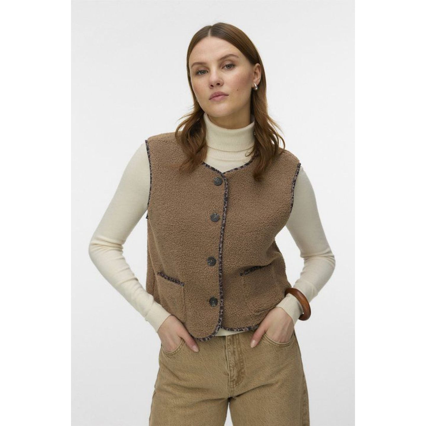 Femme portant le gilet sans manches Vero Moda VMMAYA en teddy avec boutons, style décontracté et cha