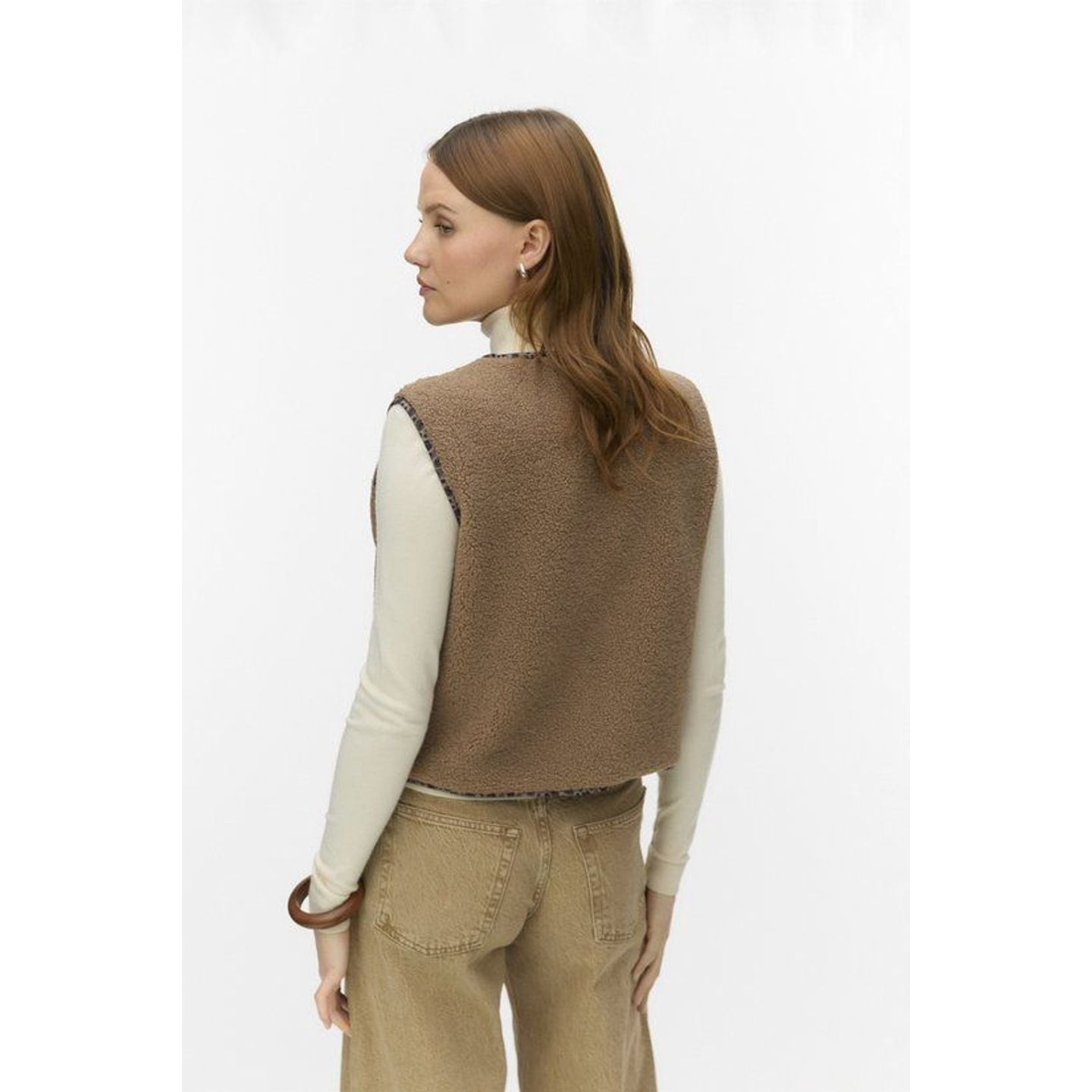 Femme portant le Vero Moda Gilet Sans Manches En Teddy VMMAYA SL Gilet Jrs Btq Boutons Femme