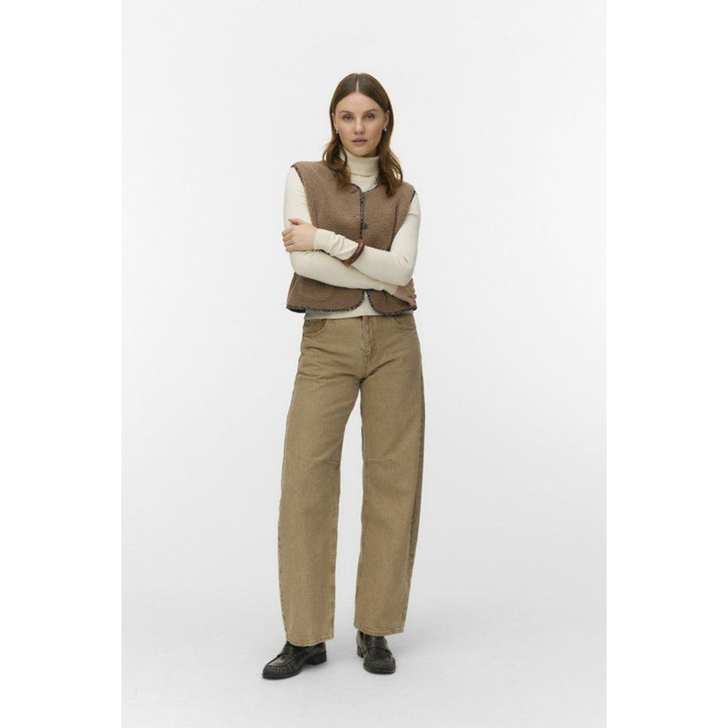 Vero Moda Gilet Sans Manches En Teddy VMMAYA SL Gilet Jrs Btq Boutons Femme porté par une femme dans